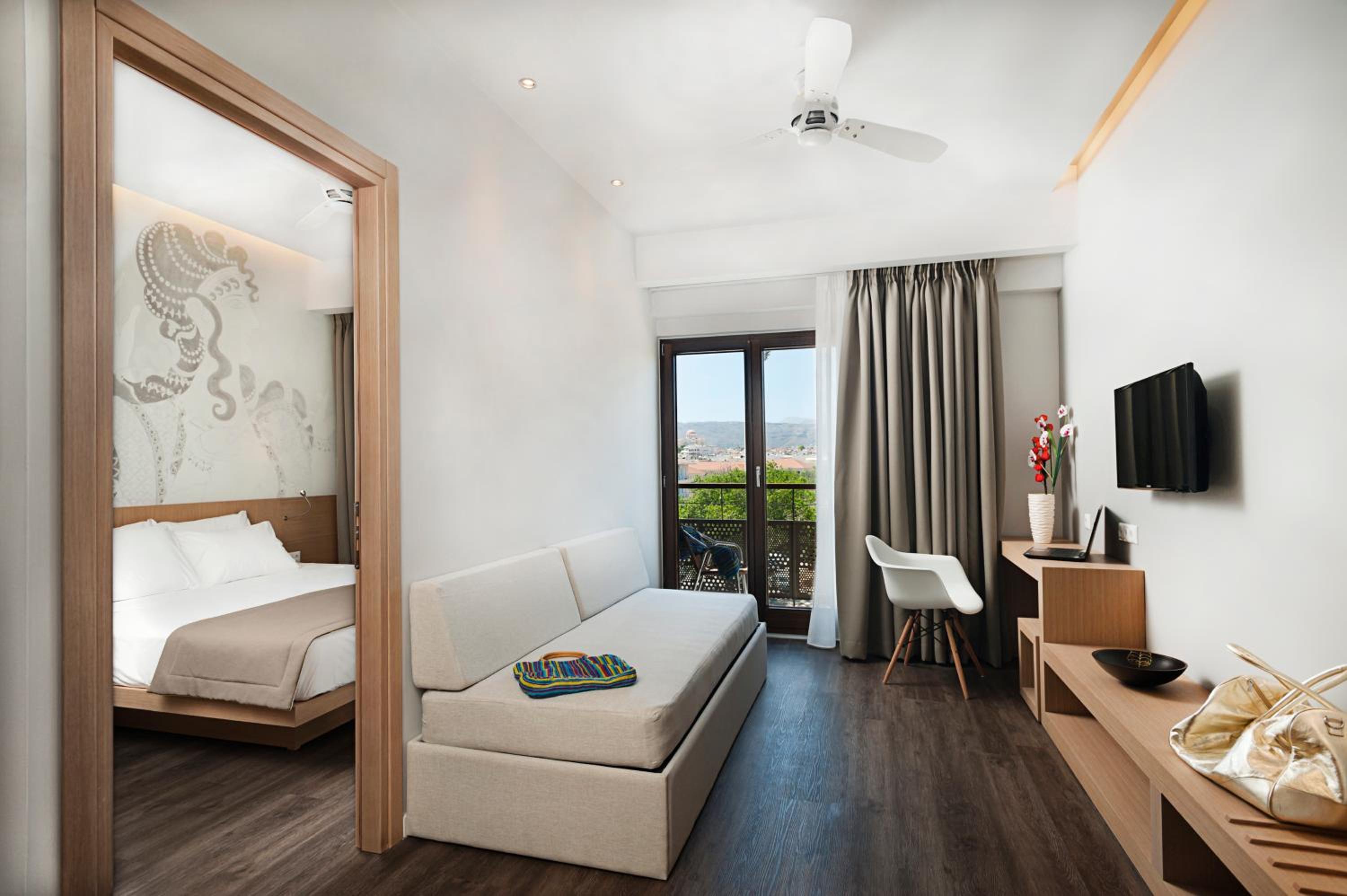 Suite - Photo 1
