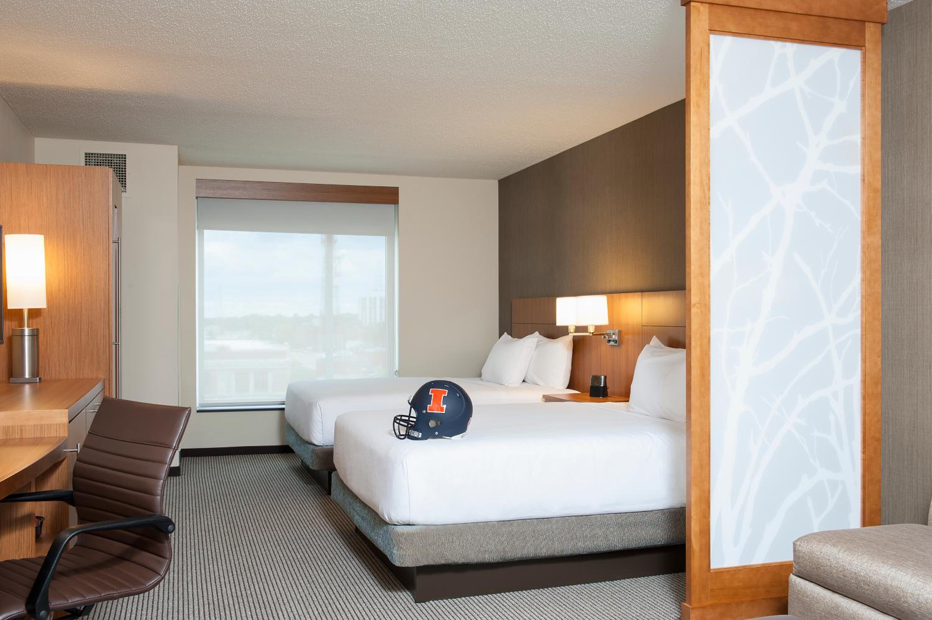 Queen Room with Two Queen Beds and Sofa Bed - High Floor photo 2