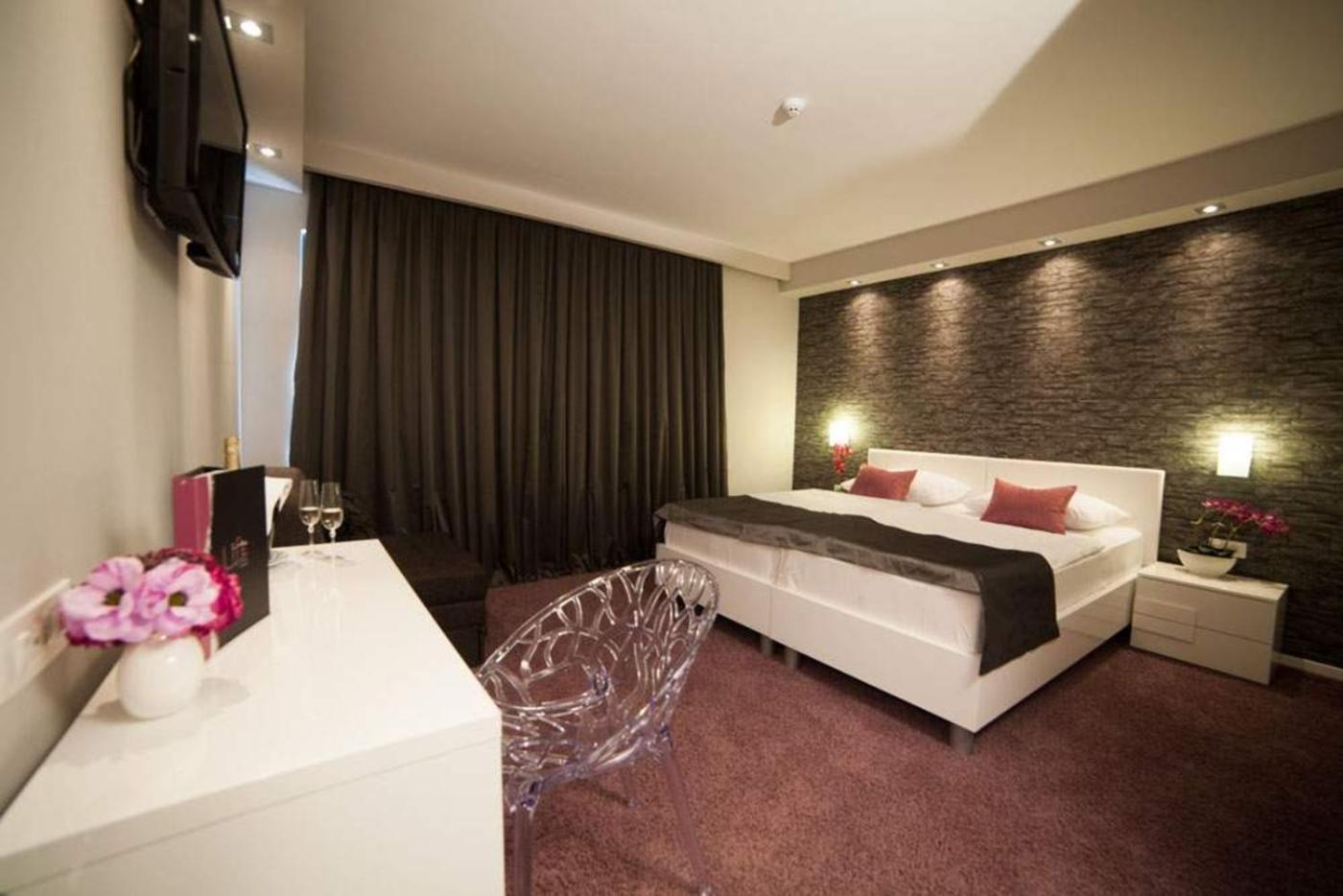 Superior Double Room with Side Sea View and Balcony
