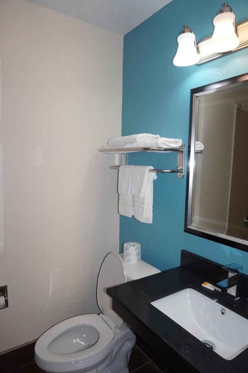 Queen Room photo 2