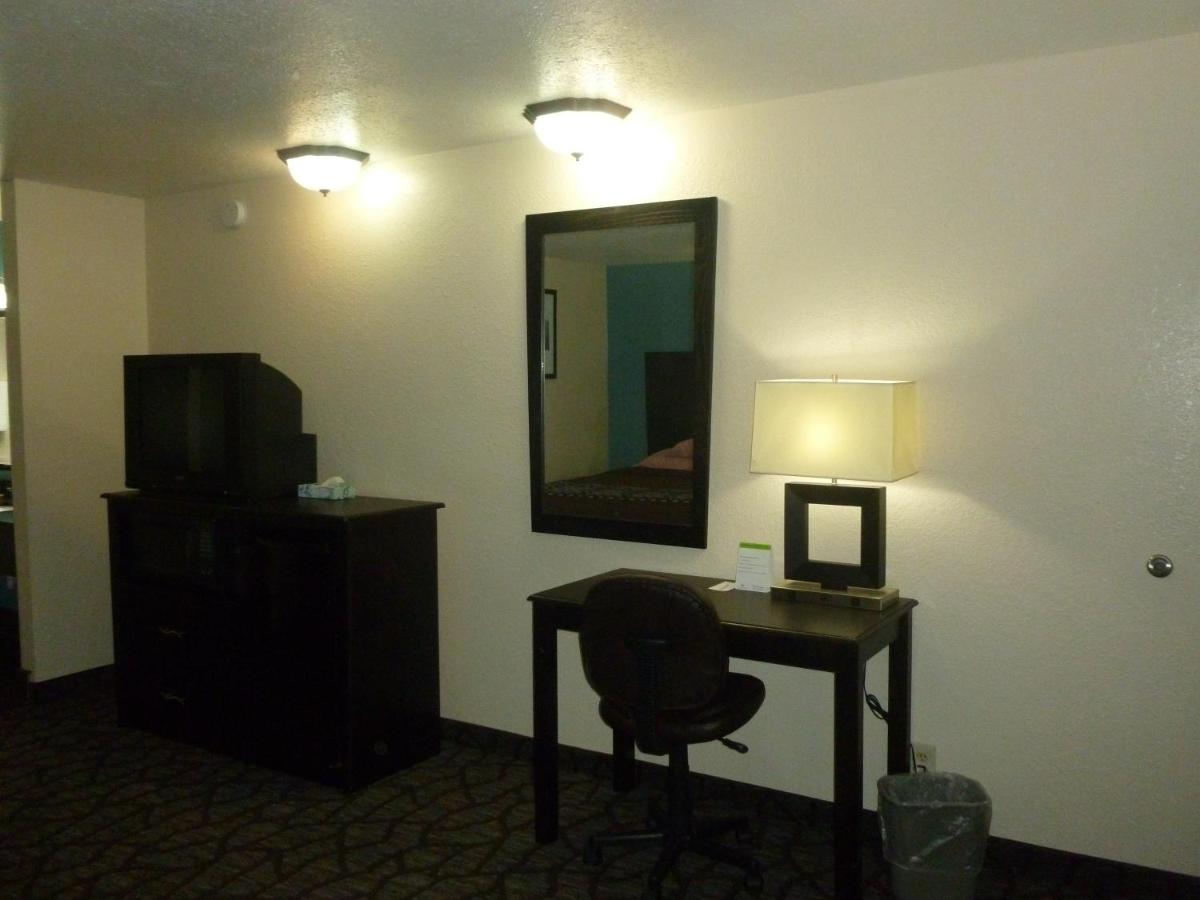 Queen Room with Two Queen Beds photo 2