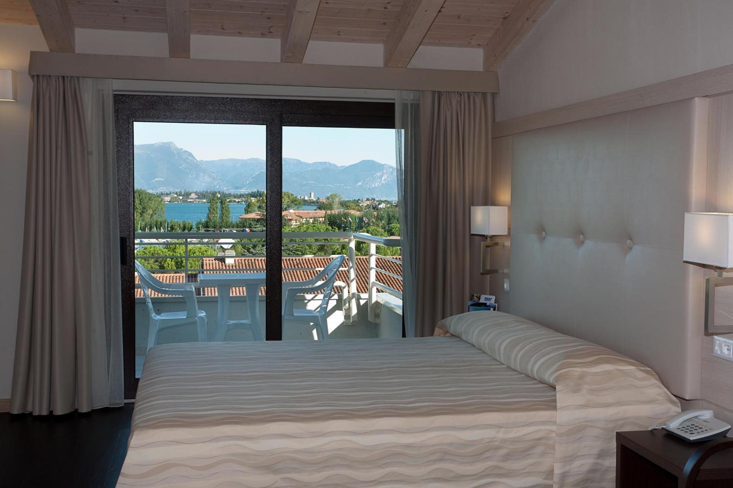 Superior Suite with Lake View - Photo 2