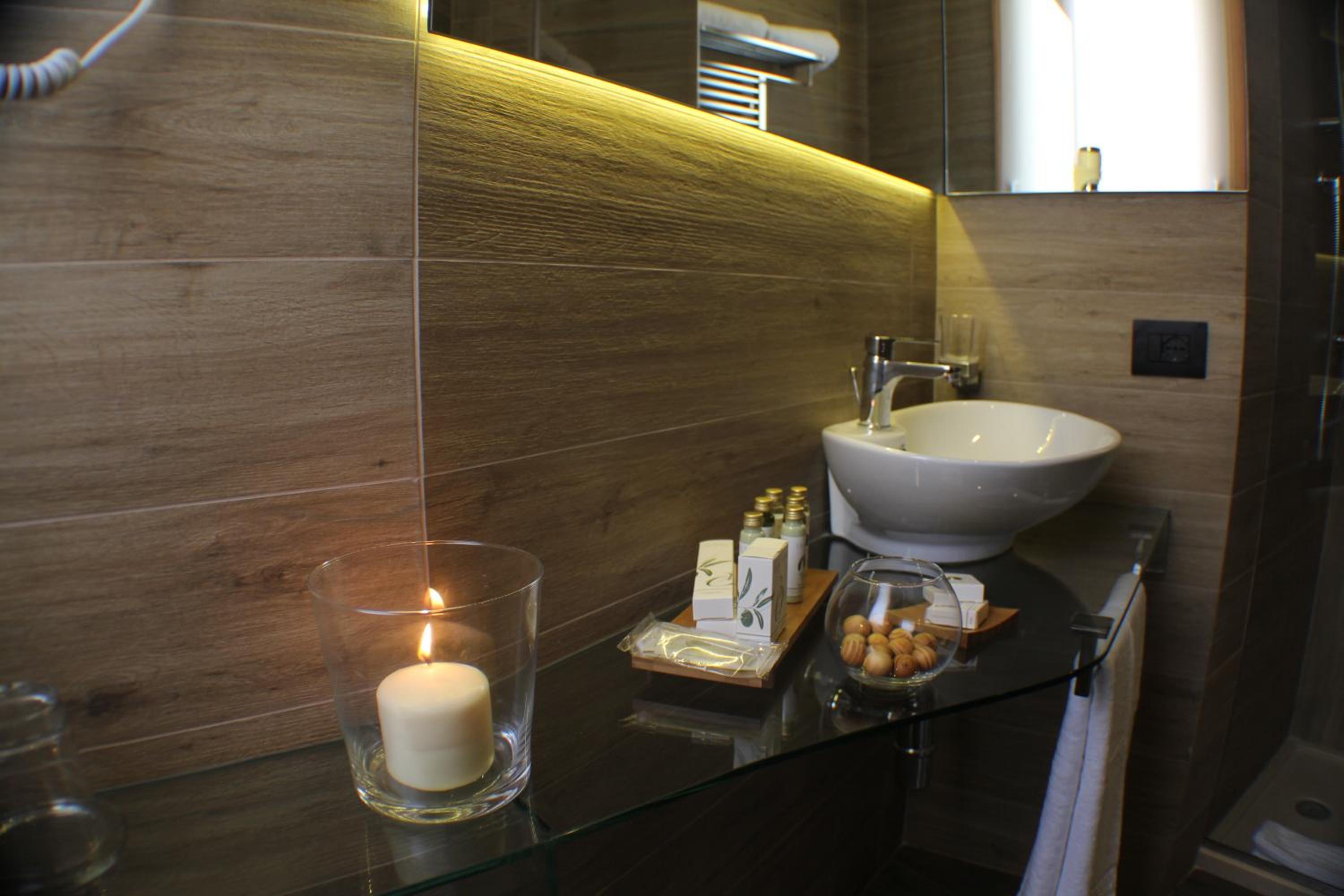Deluxe Double Room - Photo 13