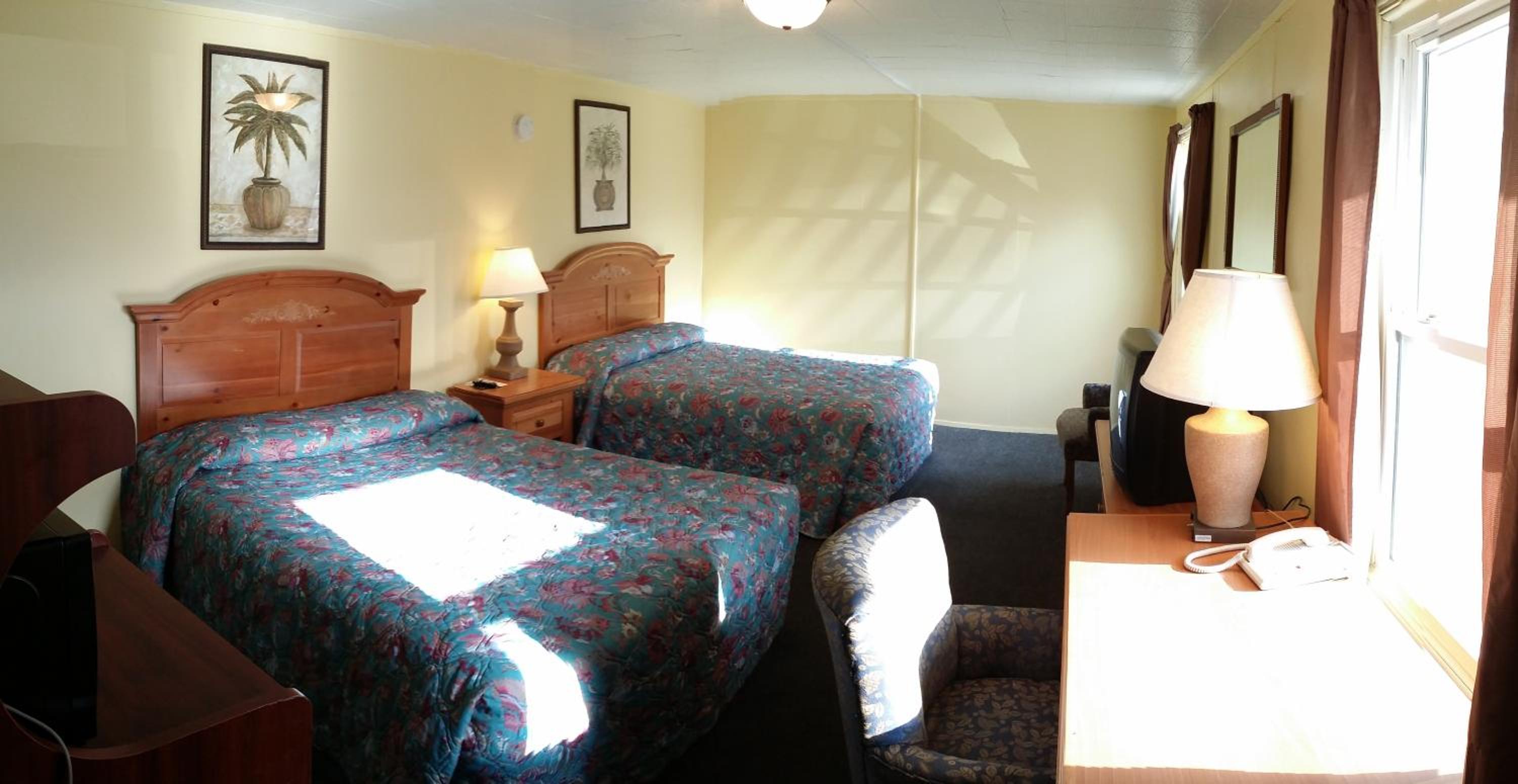 Queen Room with Two Queen Beds - Photo 2
