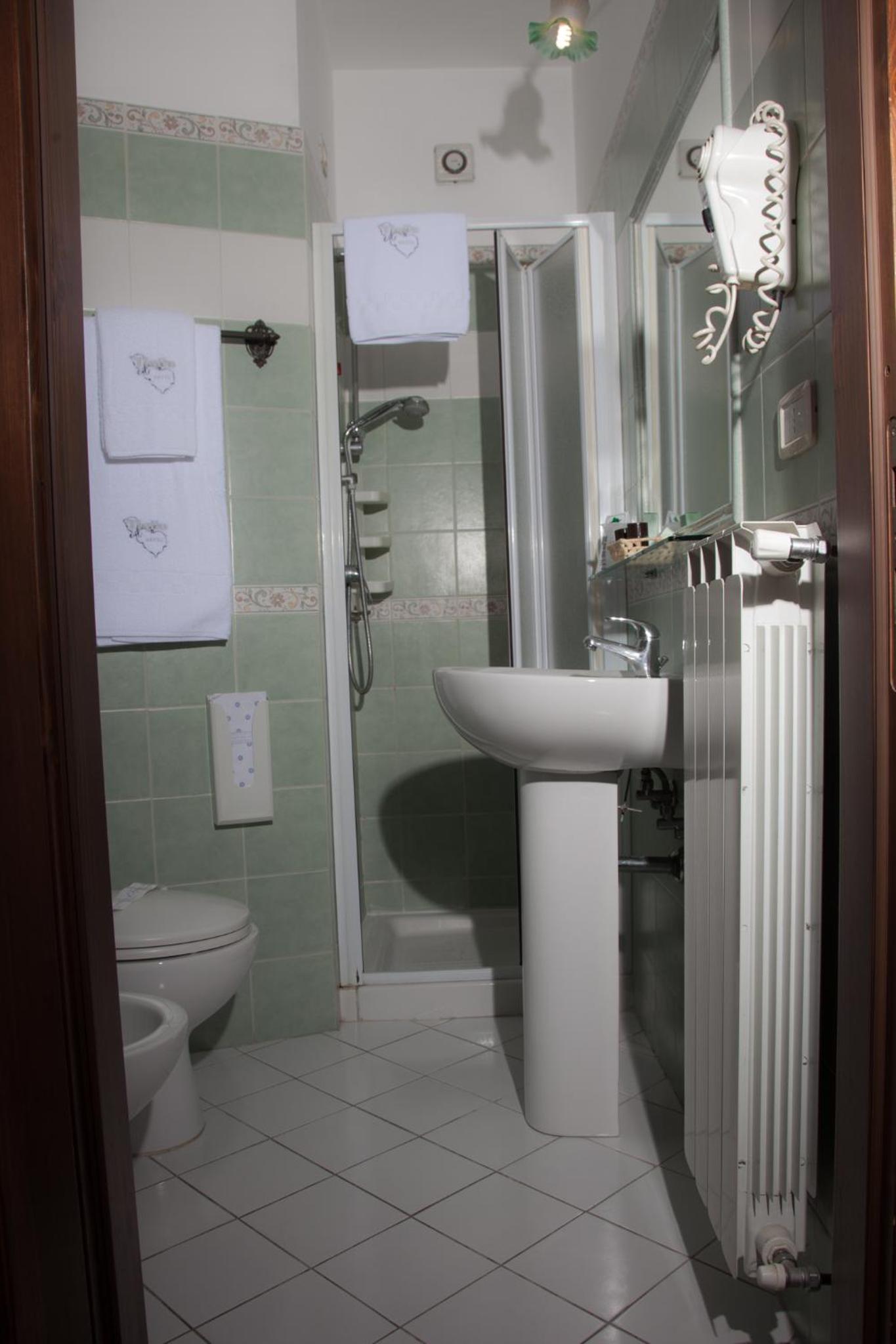Double Room with Balcony - Photo 4