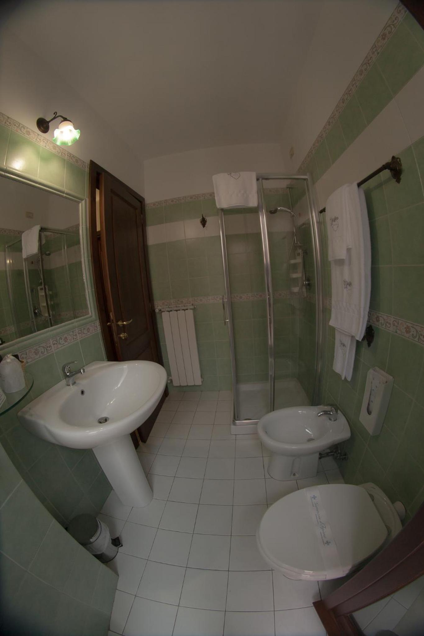 Double Room with Balcony - Photo 6