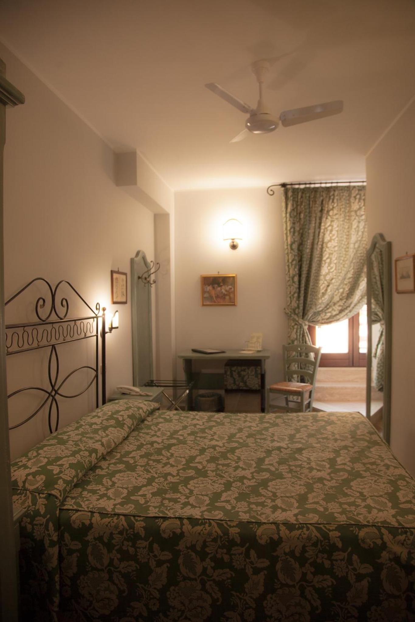 Double Room with Balcony - Photo 1