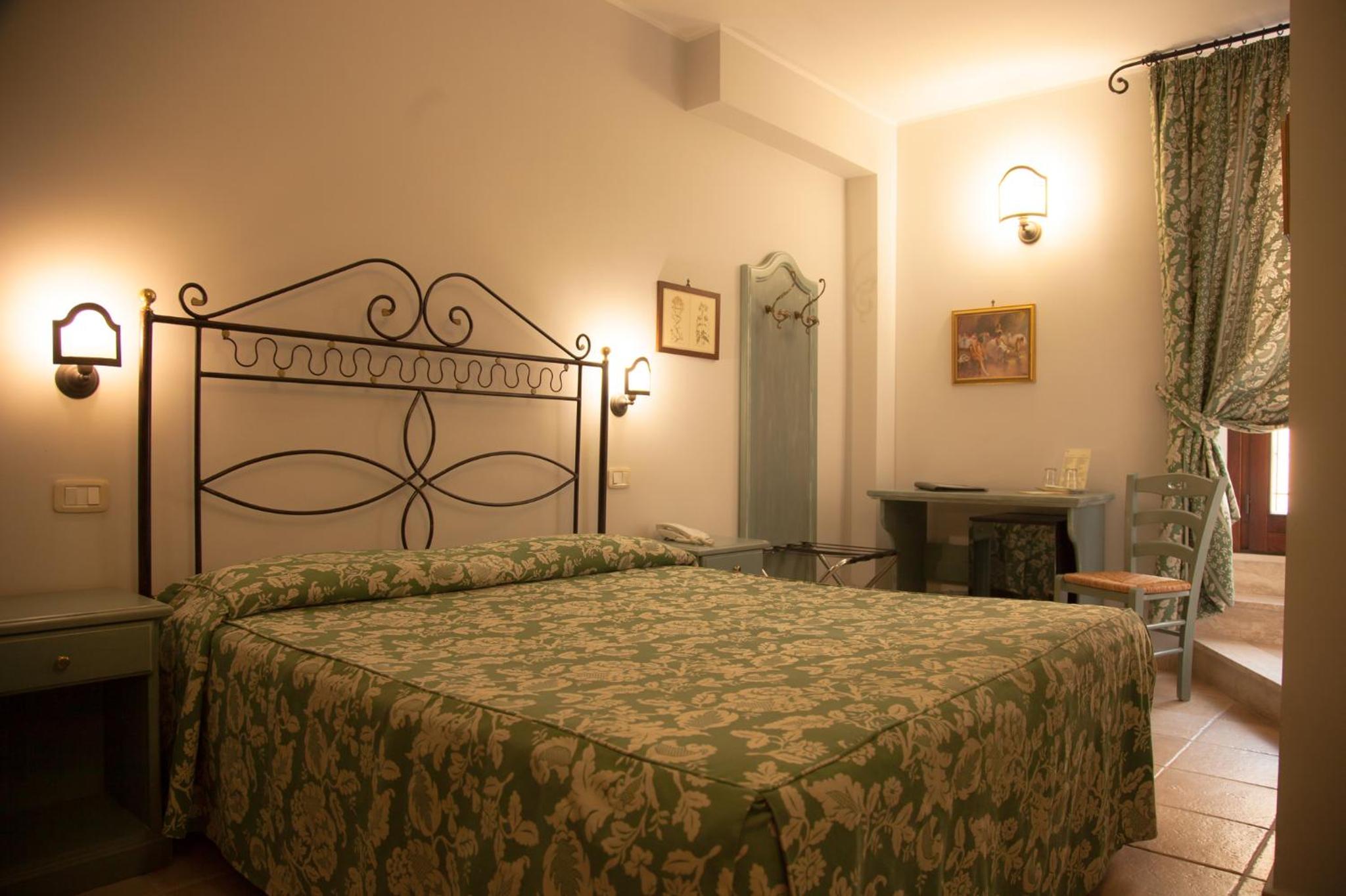 Double Room with Balcony - Photo 2