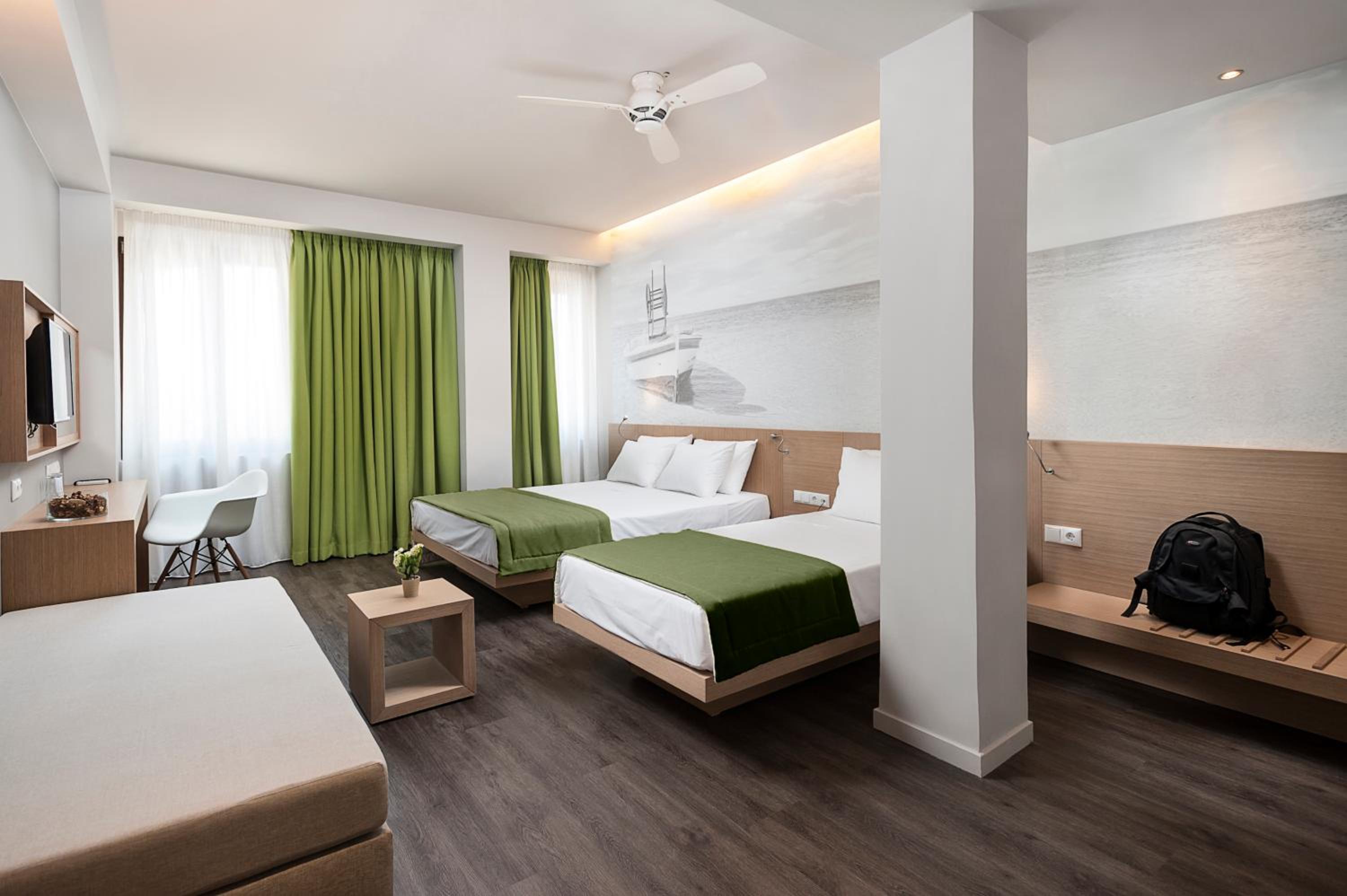 Quadruple Room - Photo 1