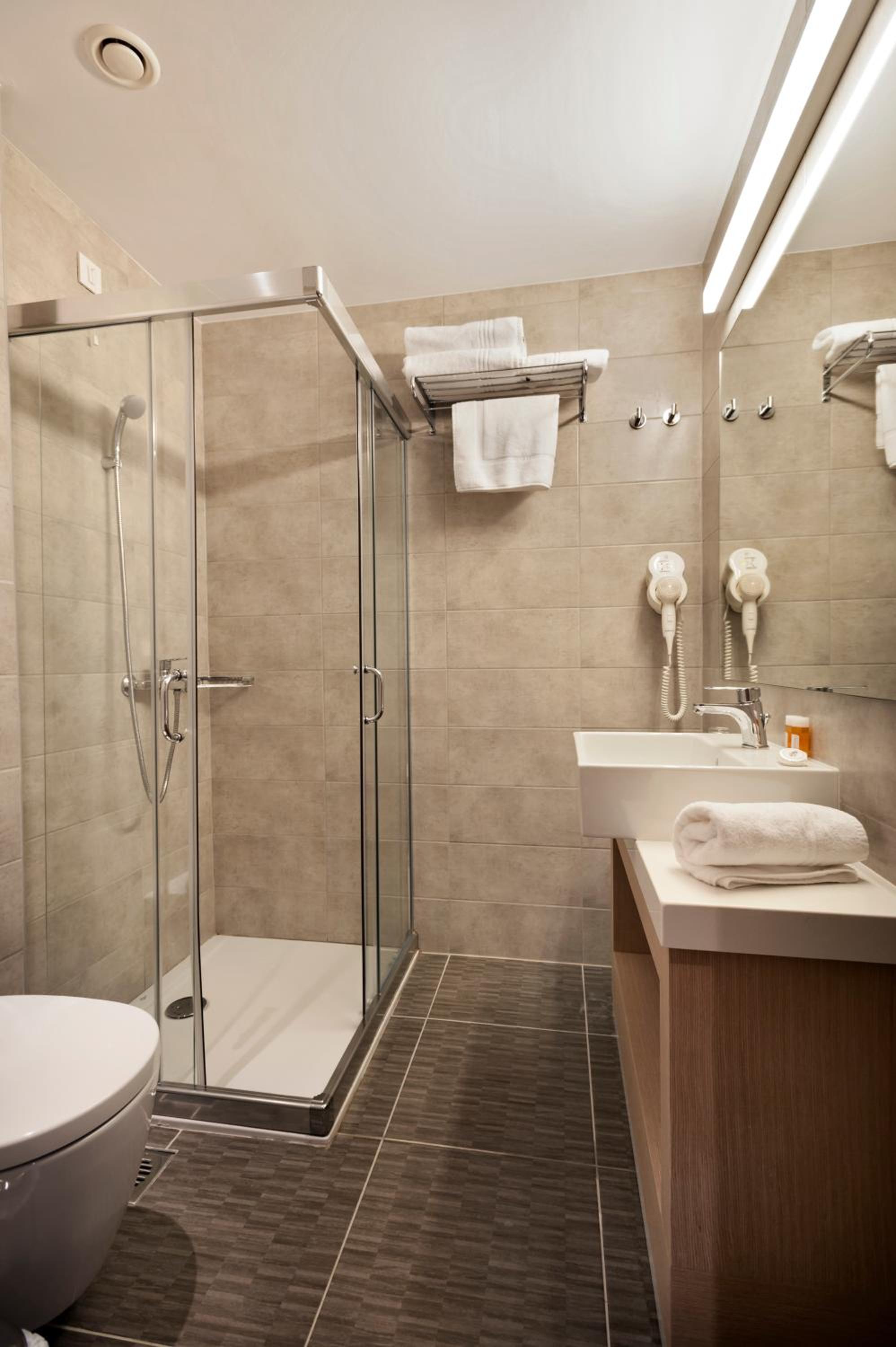 Double or Twin Room - Photo 6