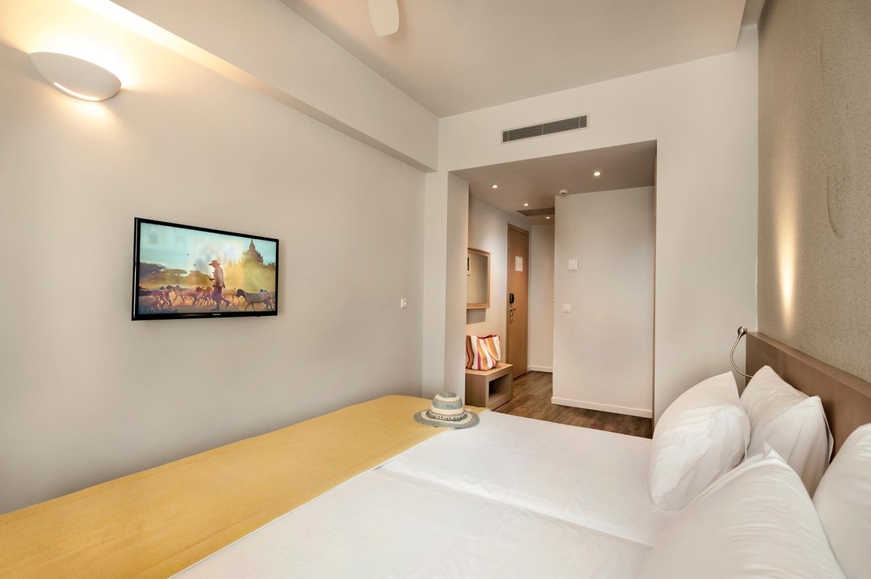 Double or Twin Room - Photo 10