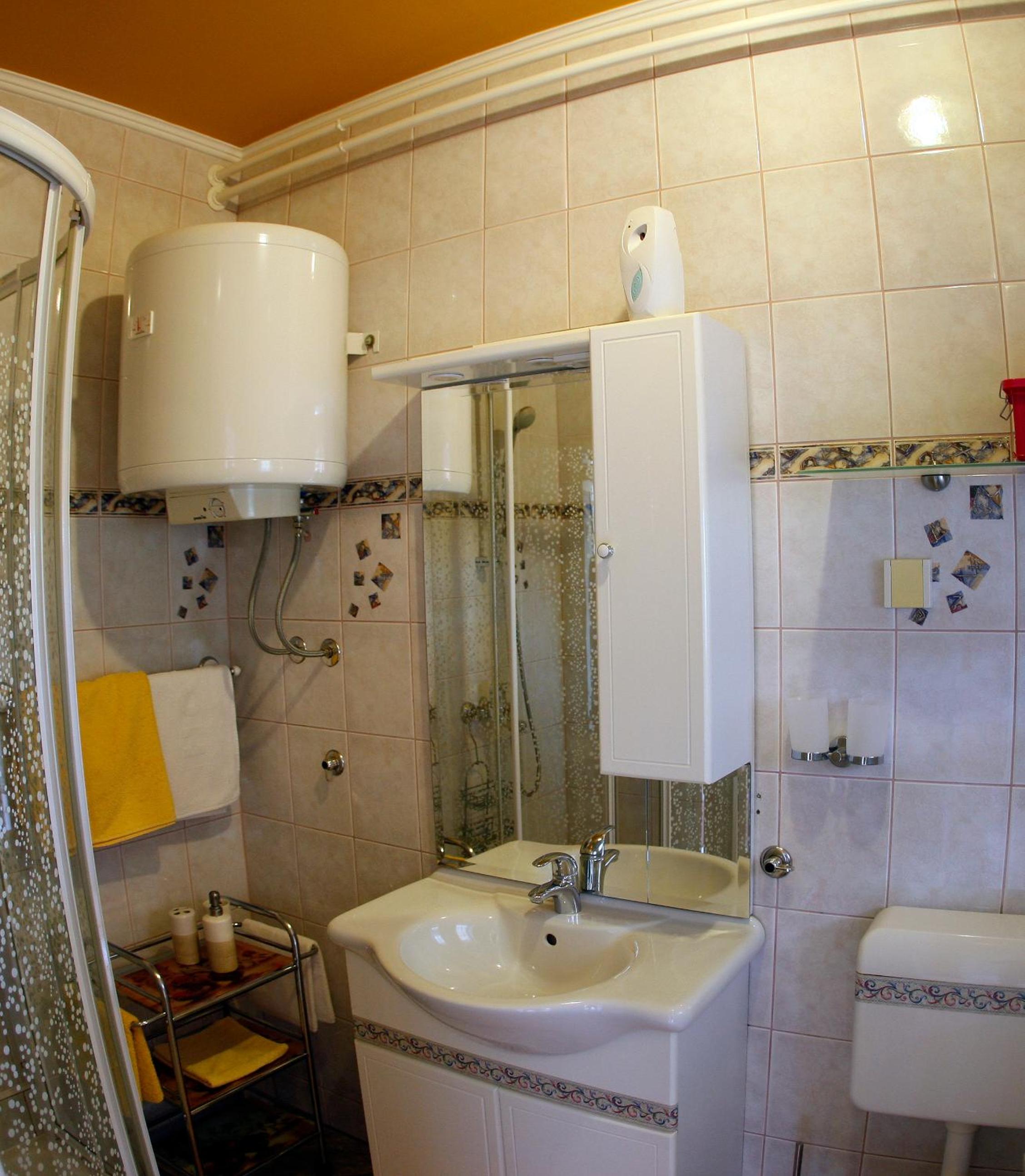 Deluxe Double Room with Extra Bed - Photo 5