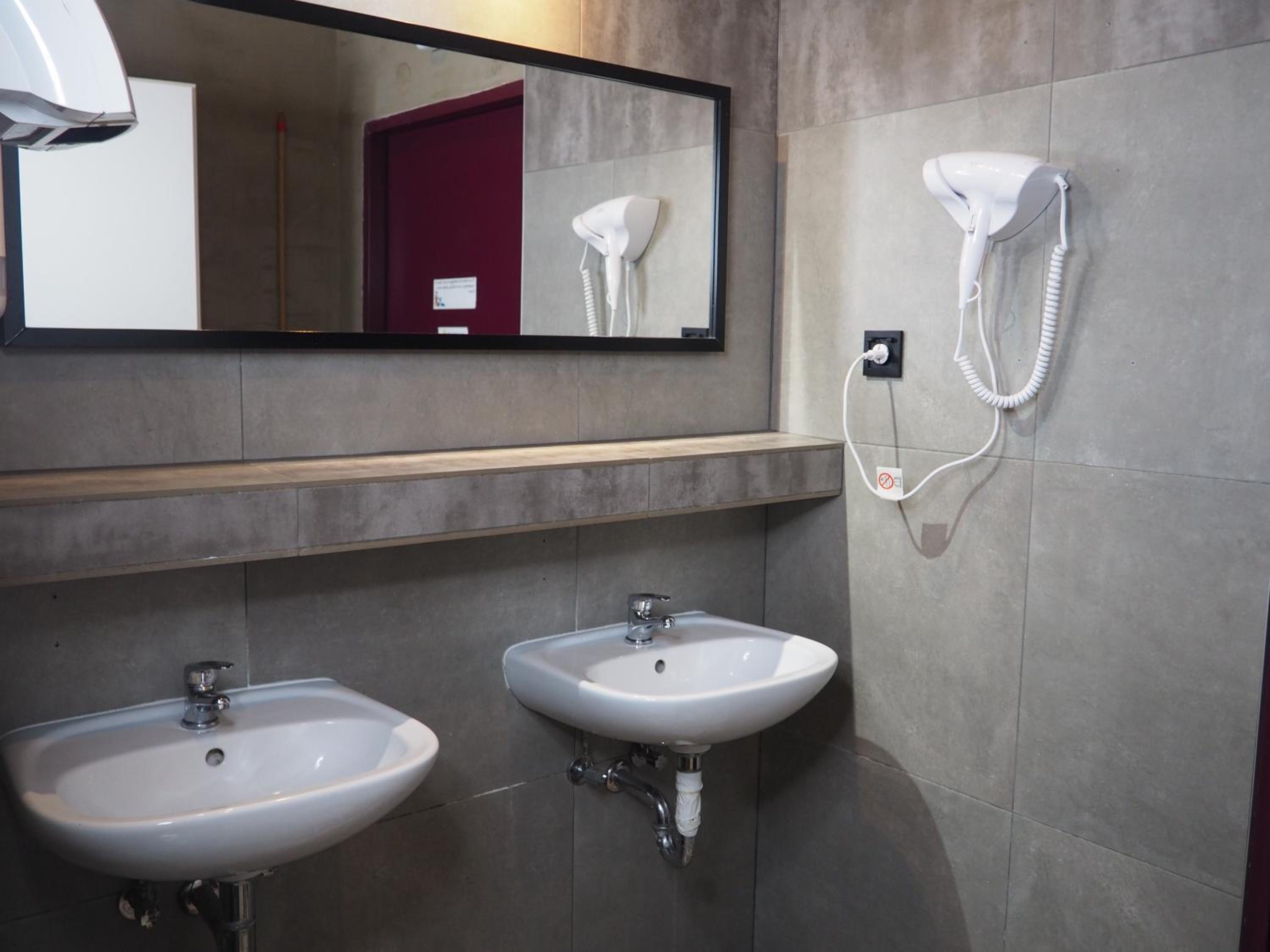 Budget Double Room - Photo 18