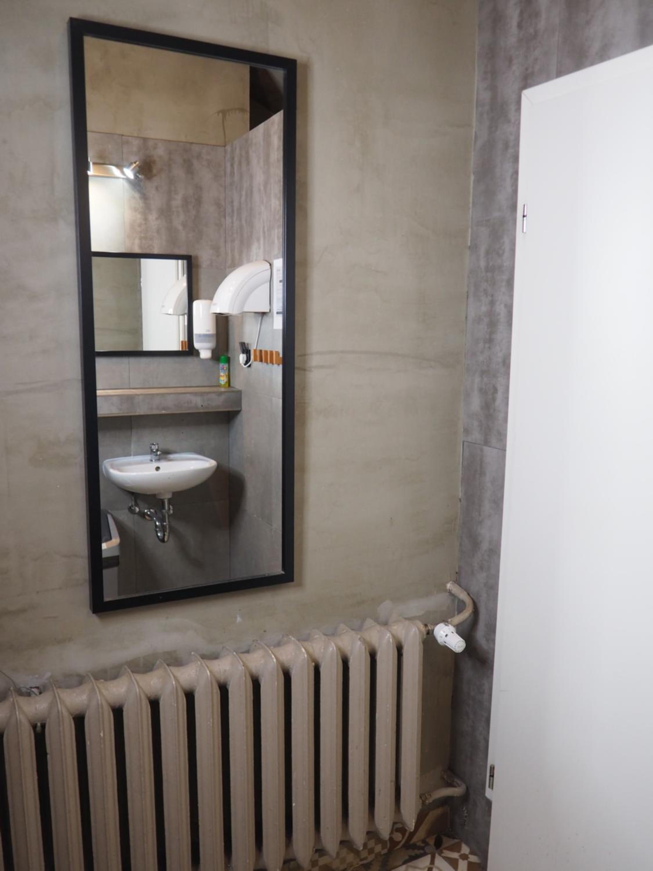 Budget Double Room - Photo 20