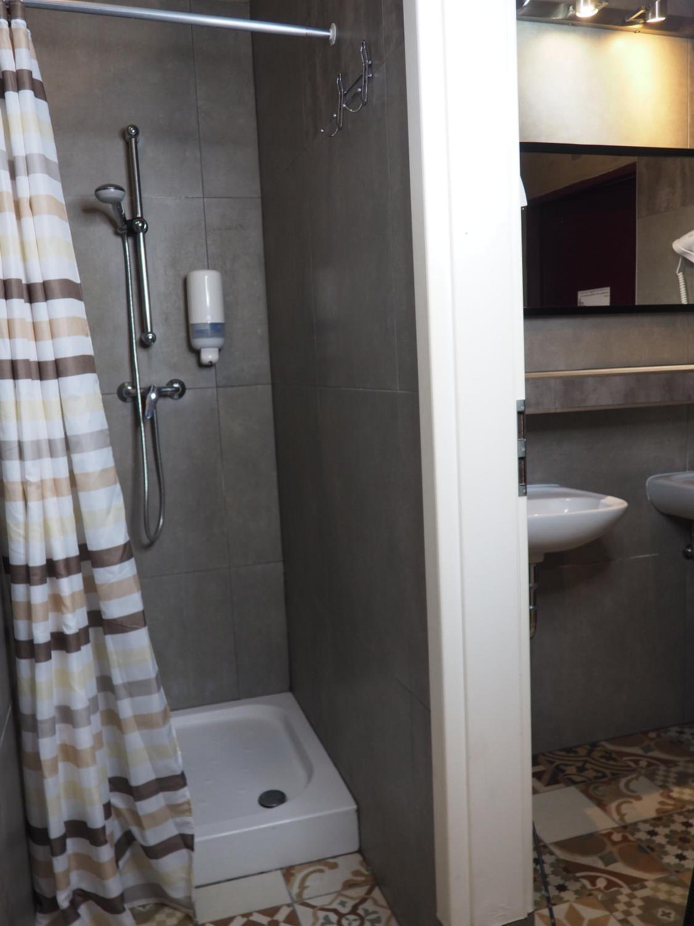 Budget Double Room - Photo 21