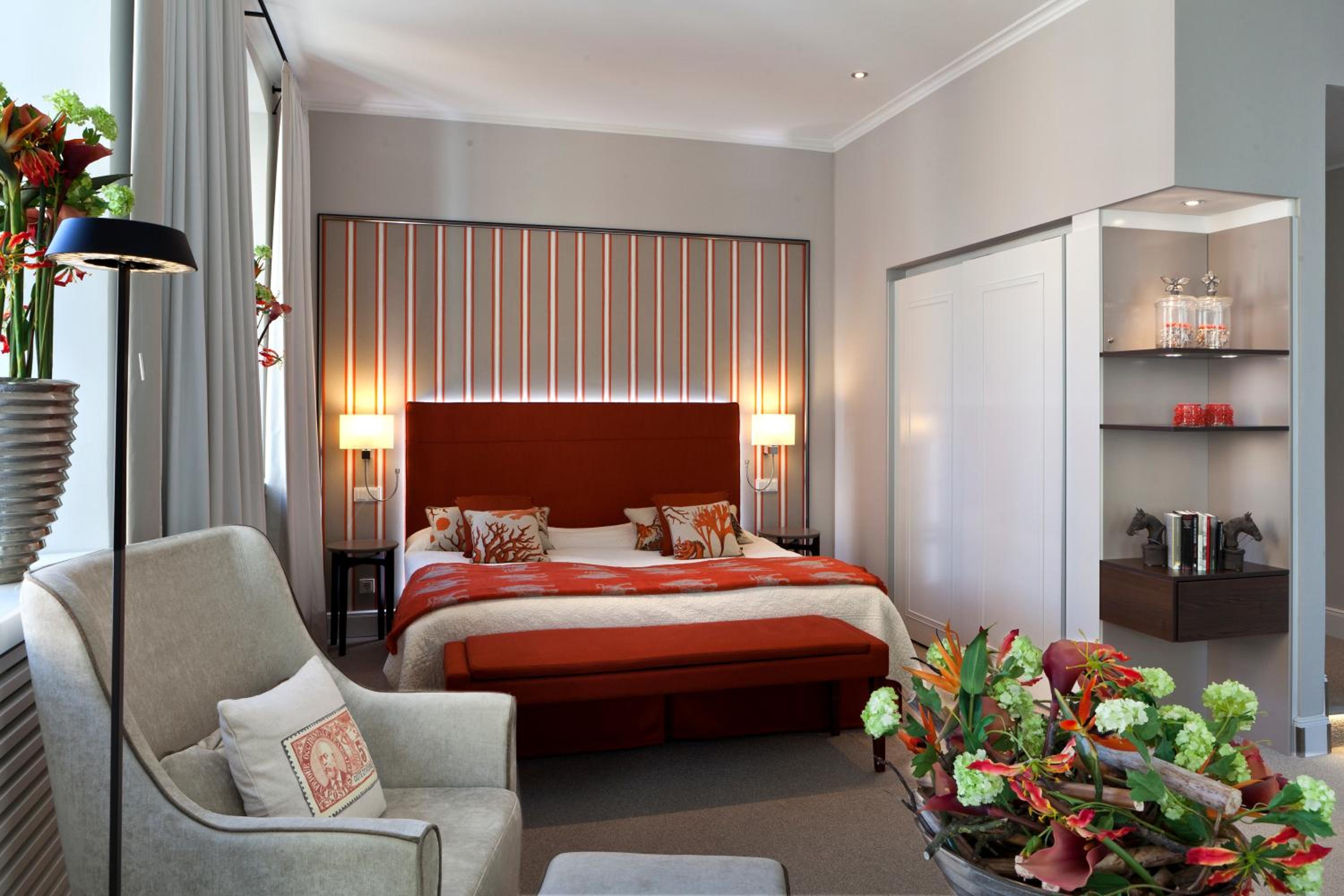 Suite - Photo 1