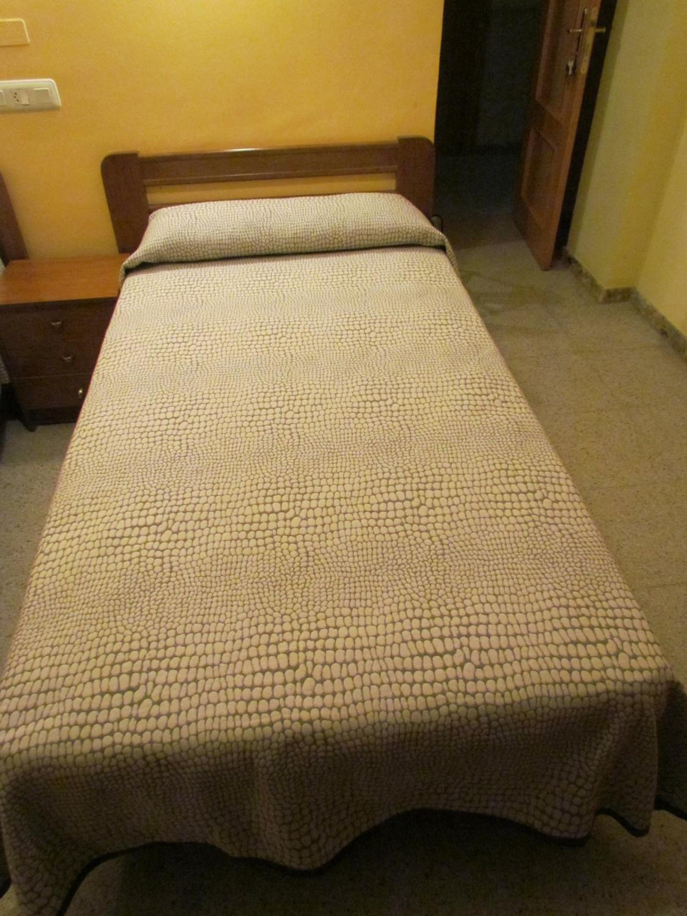 Basic Single Room with Bathroom photo 2