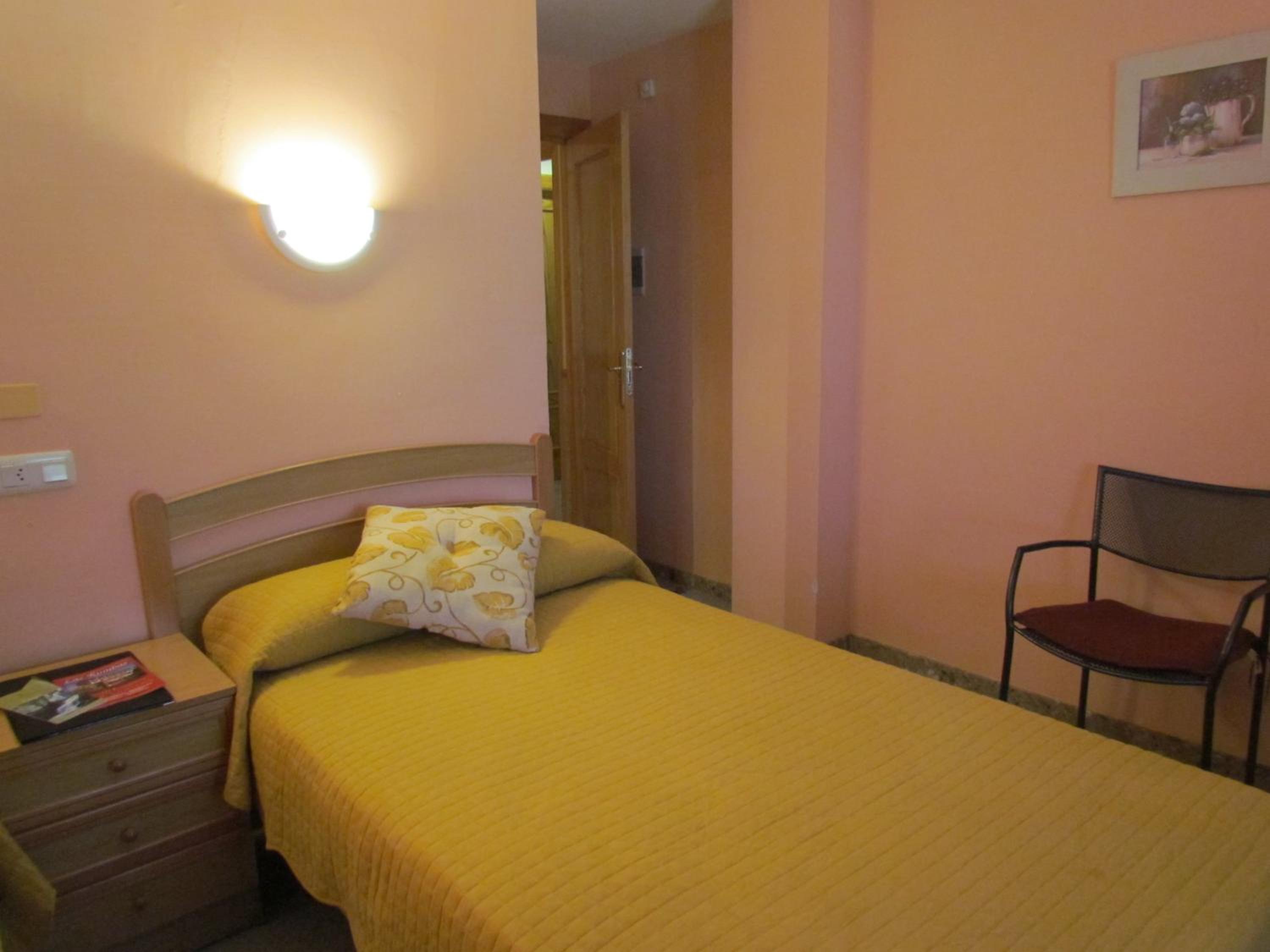 Basic Single Room with Bathroom photo 3
