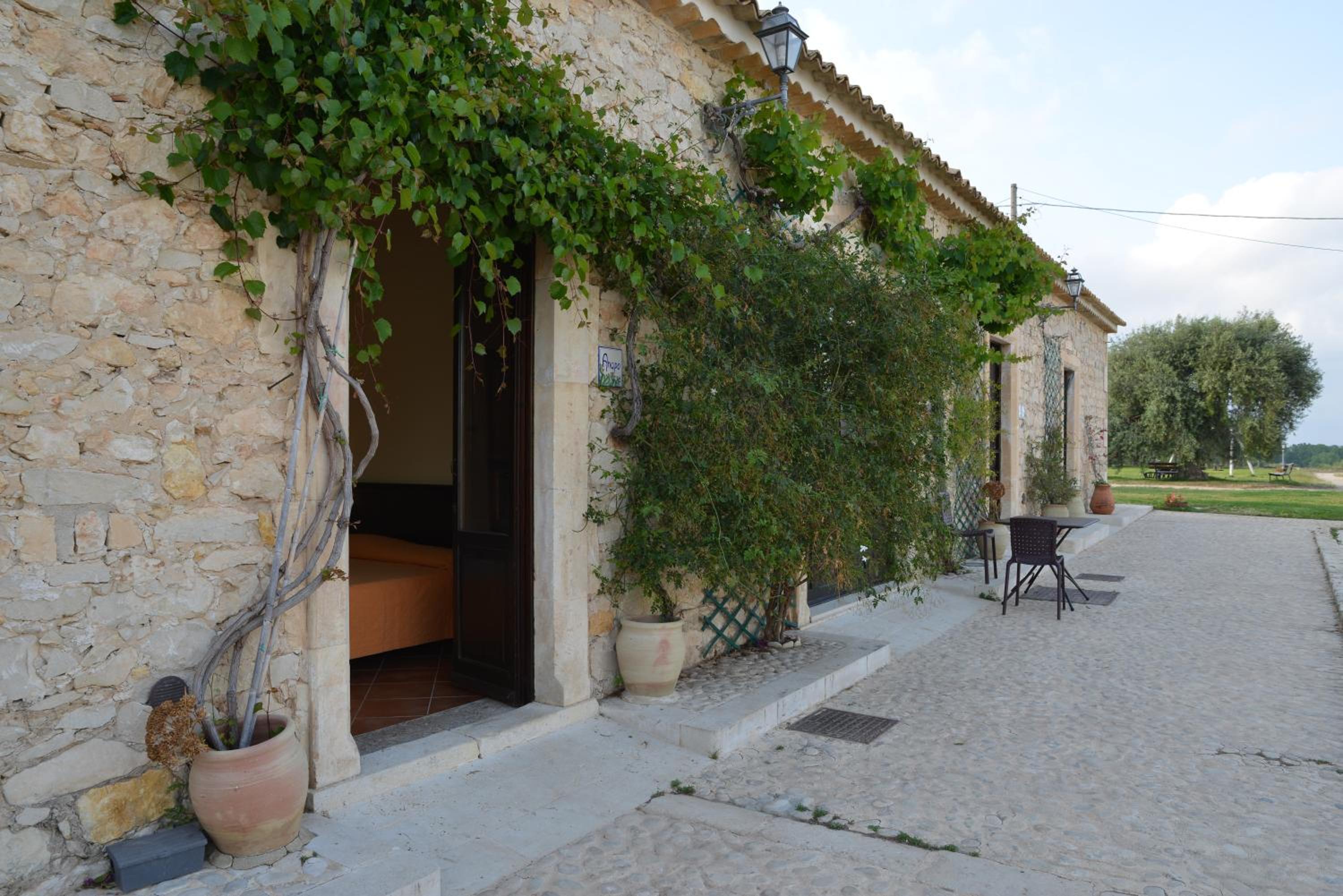 Double Room with Courtyard View - Photo 9