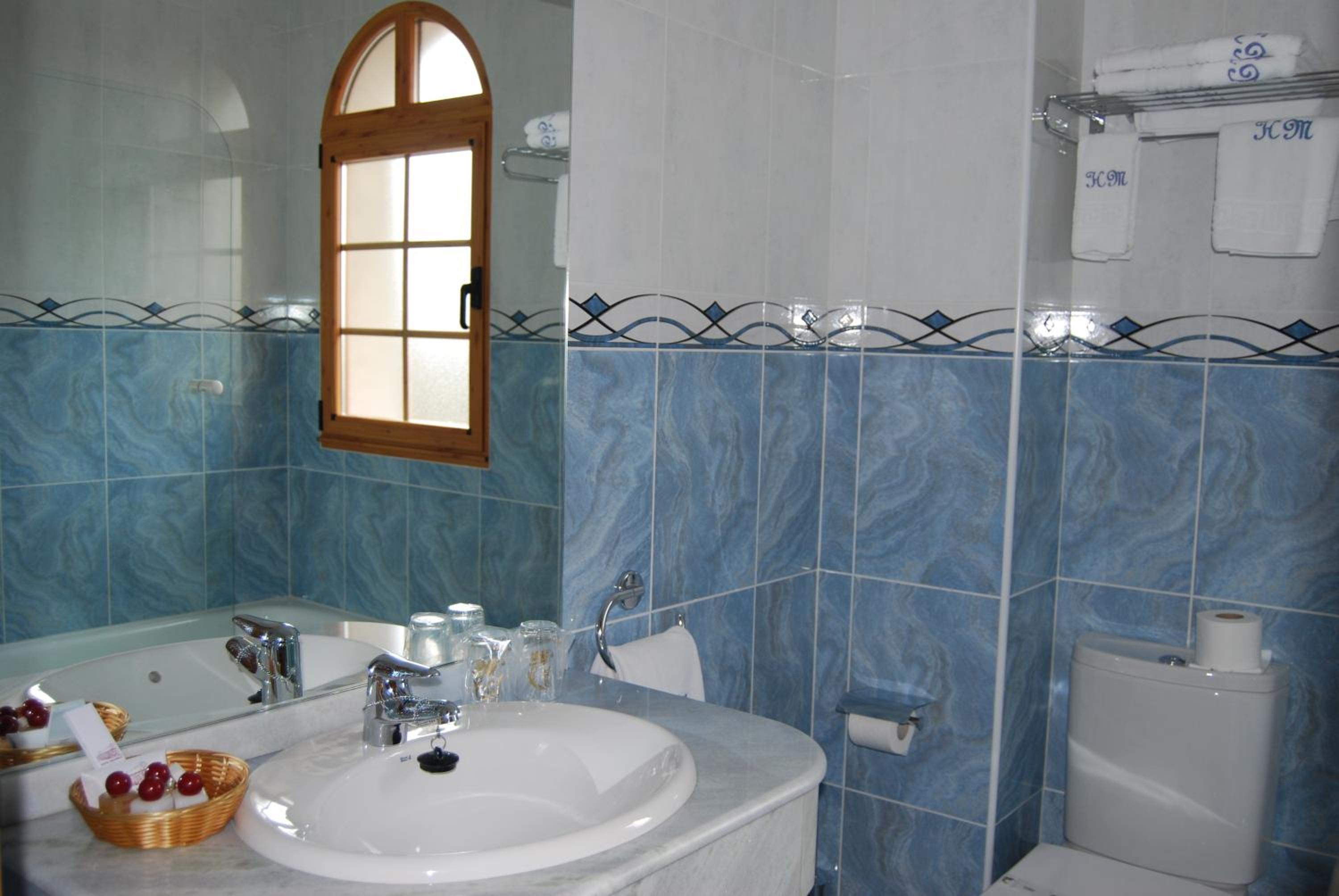 Twin Room with 1 Extra Bed photo 2