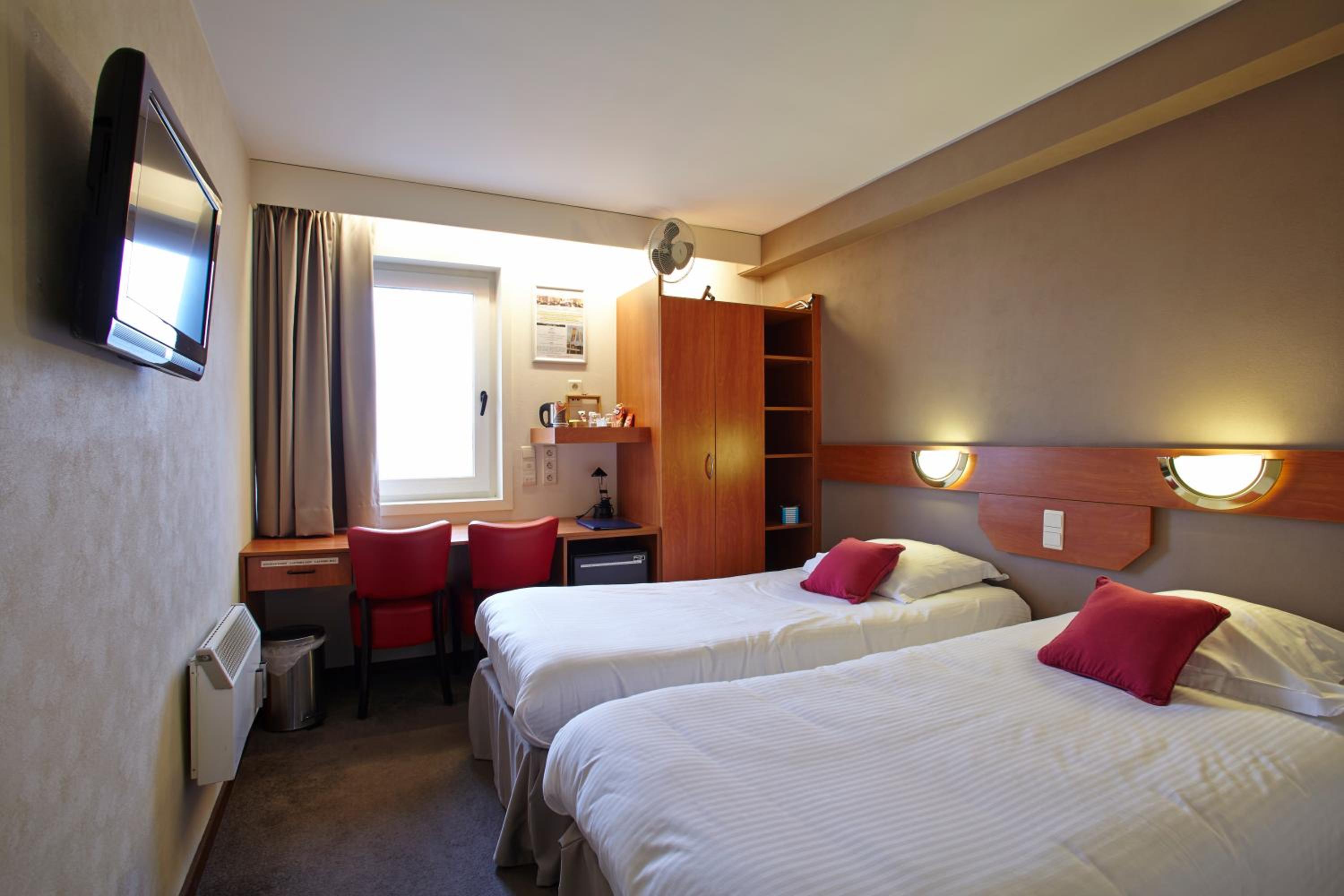 Twin Room - Photo 3