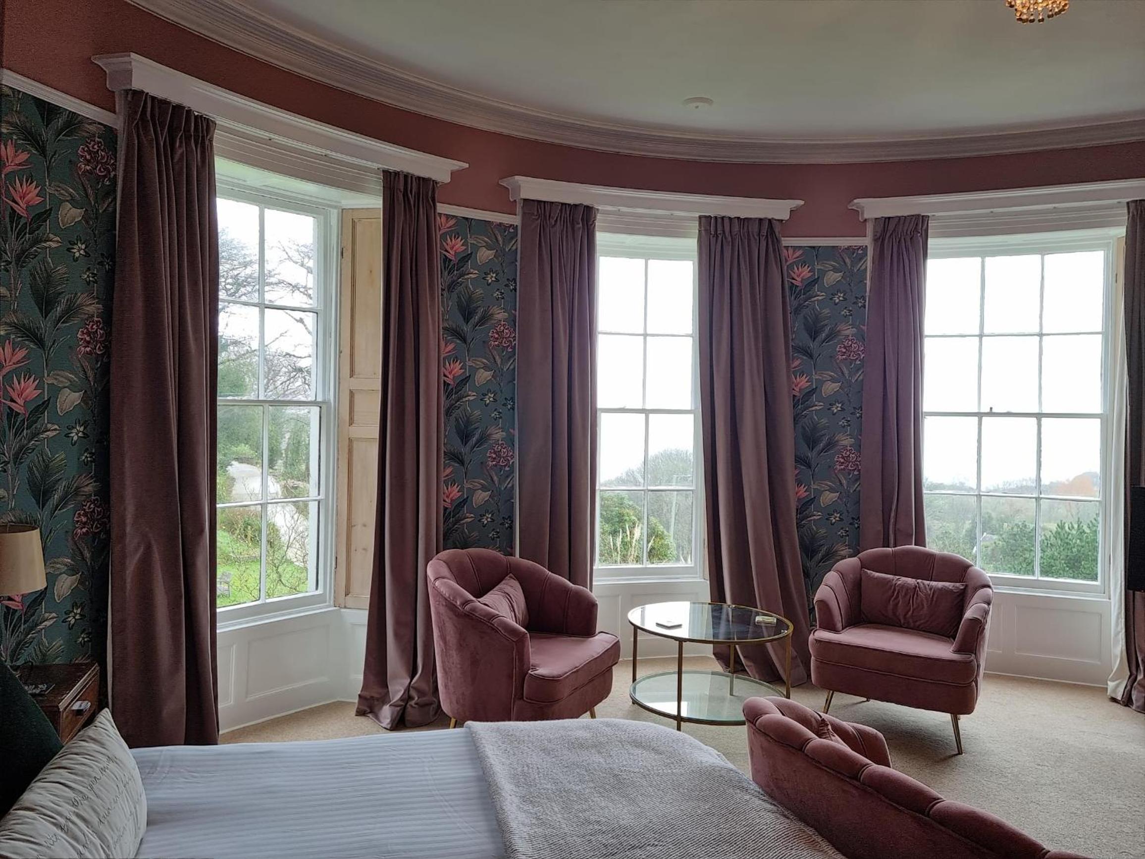 Eight-Bedroom House photo 2