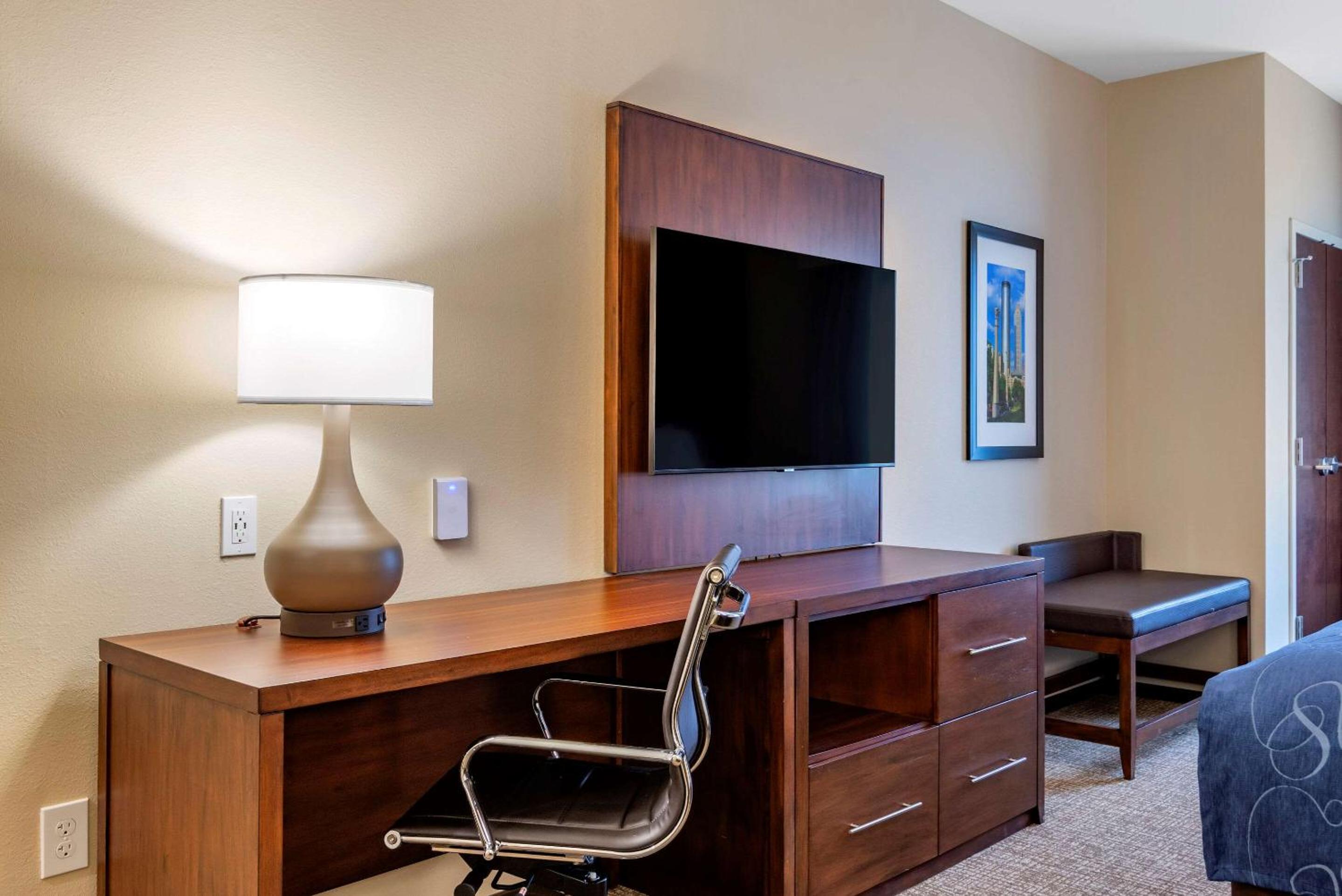 Queen Suite with Two Queen Beds - Non Smoking - Photo 2