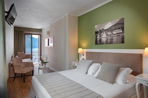 Triple Room with Balcony and Lake View
