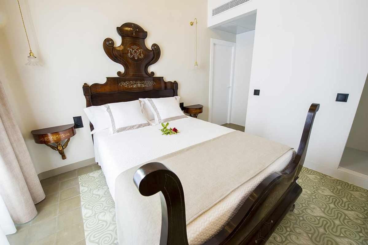 Deluxe Double Room with Balcony - Photo 3
