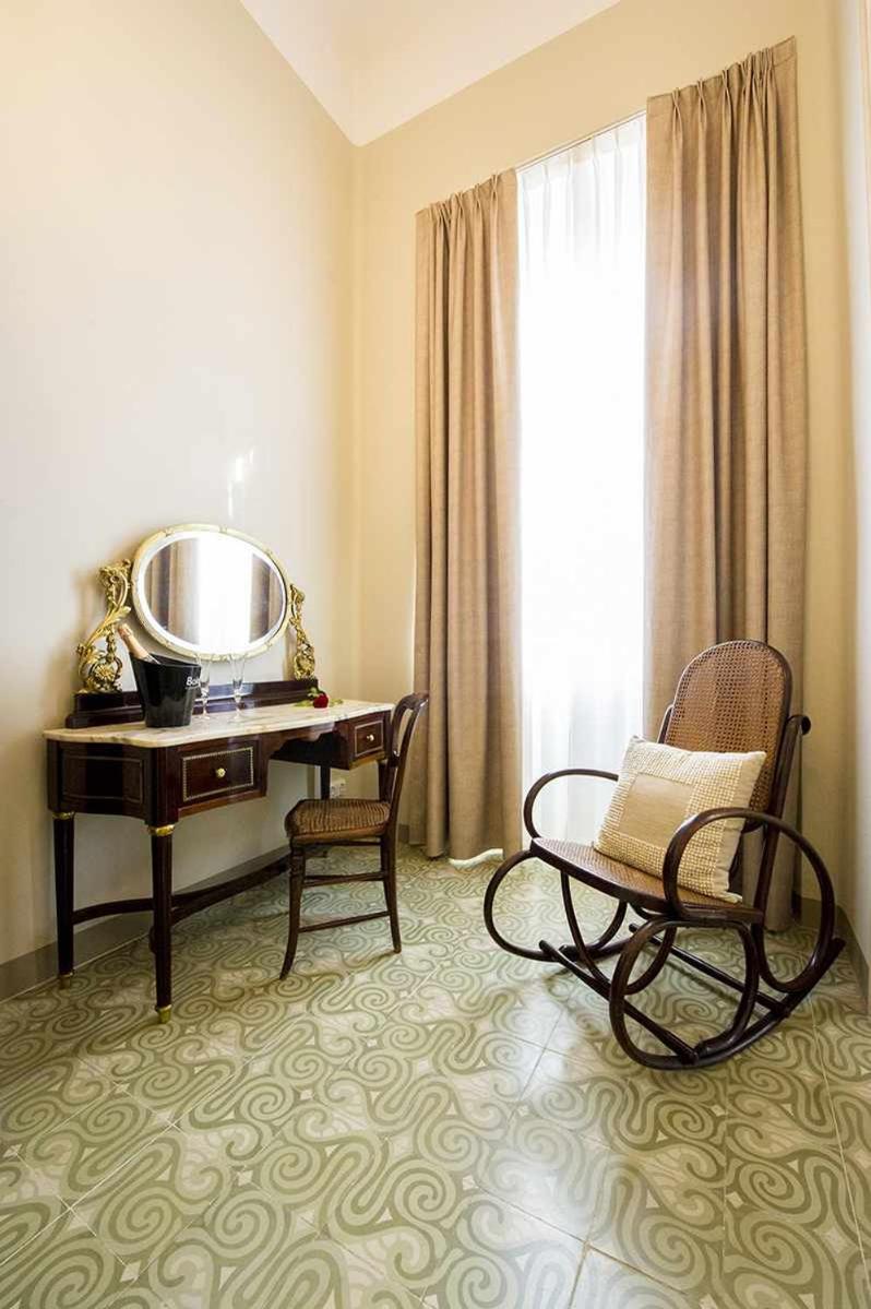 Deluxe Double Room with Balcony - Photo 8