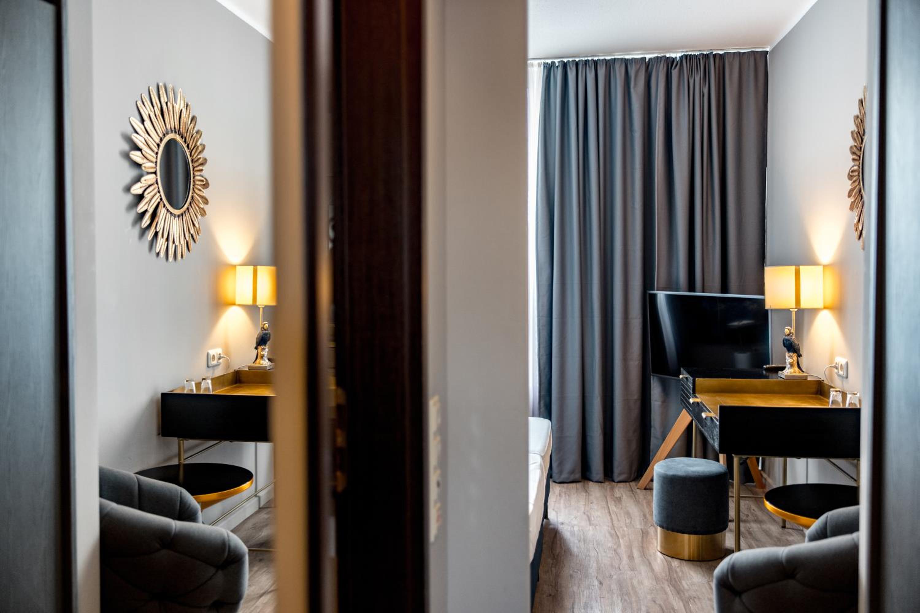 Standard Double Room - Photo 13