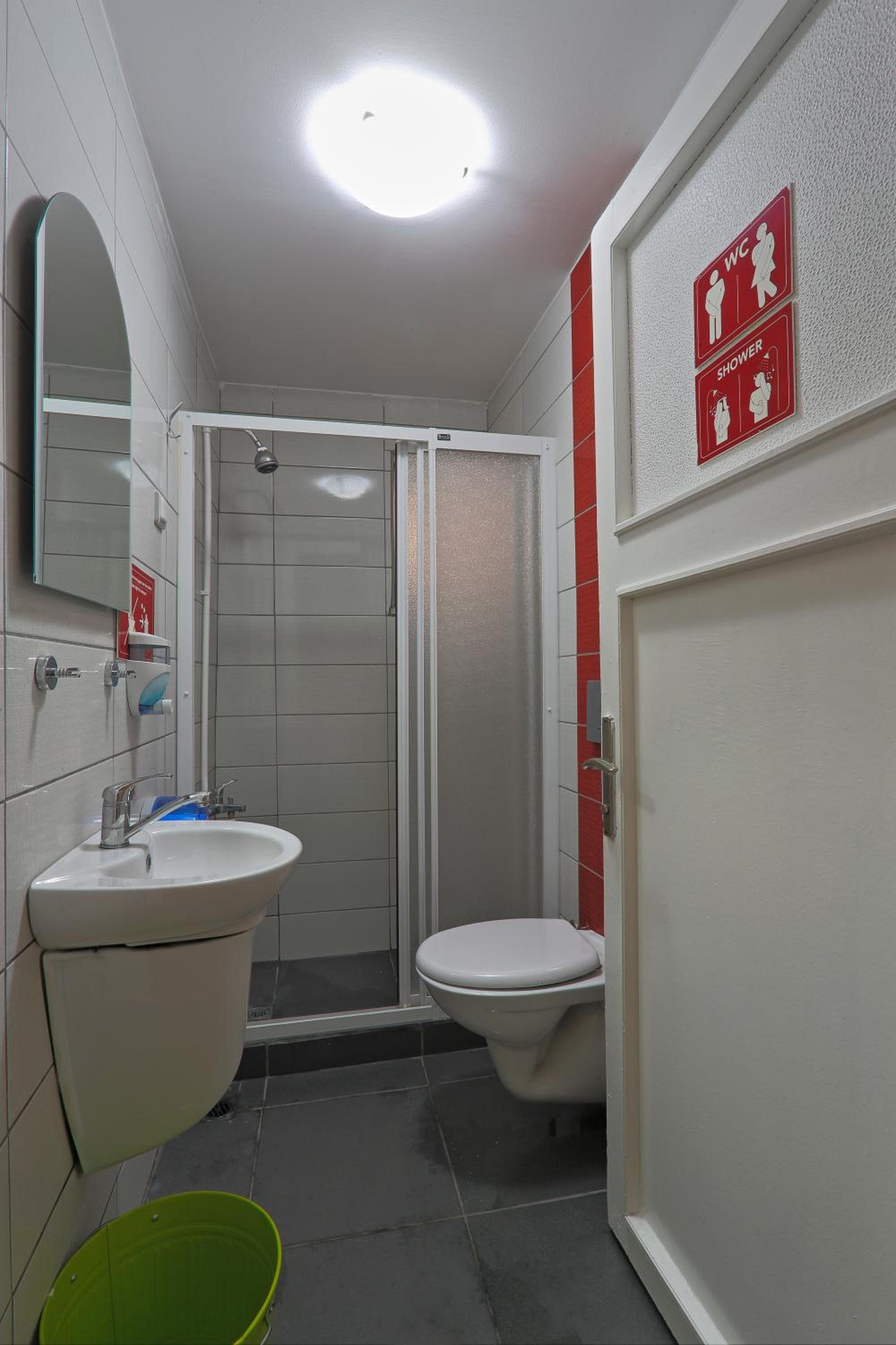 Small Single Room With Shared Bathroom photo 2