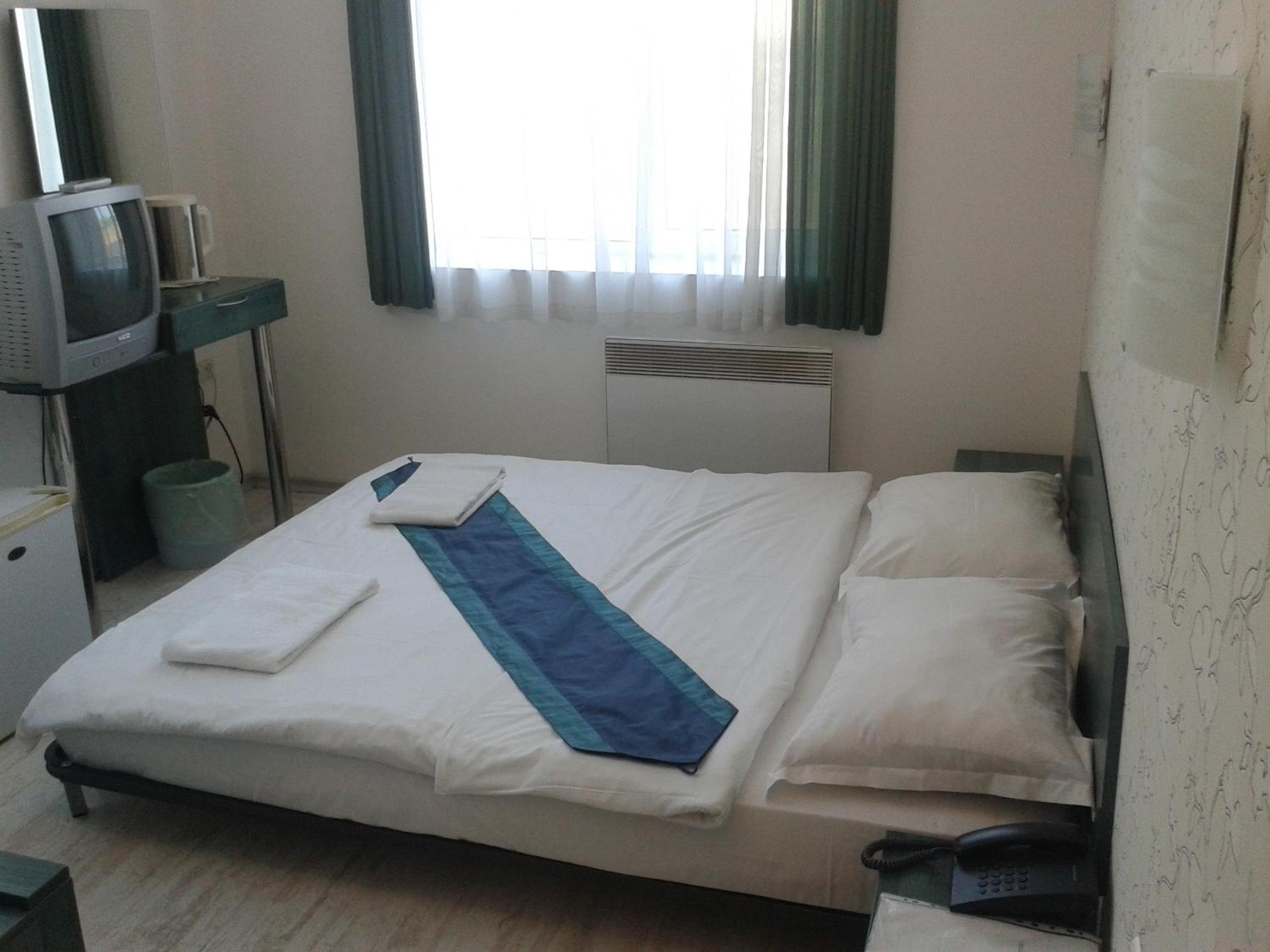 Double or Twin Room - Photo 8