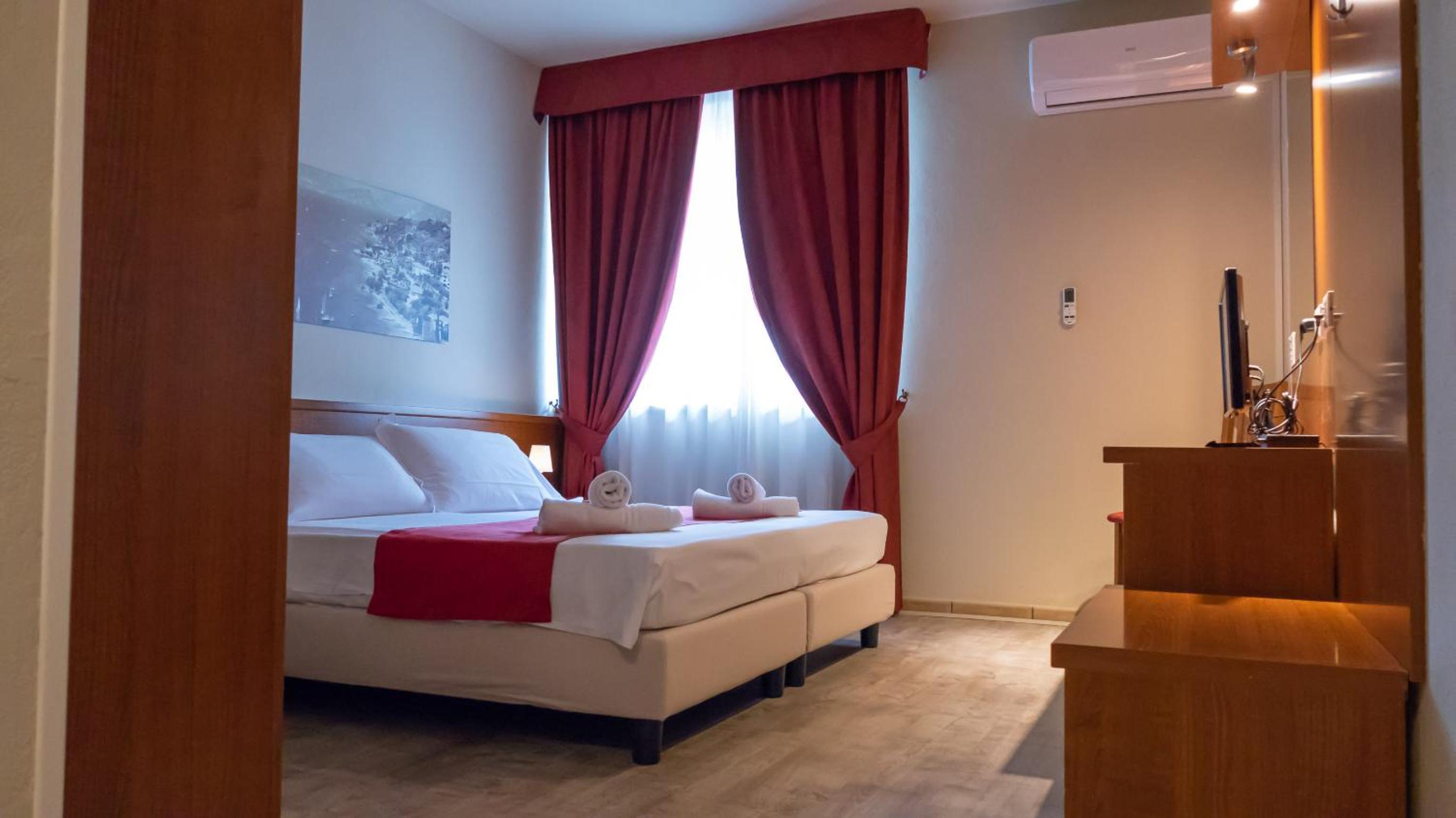 Standard Double or Twin Room - Photo 1