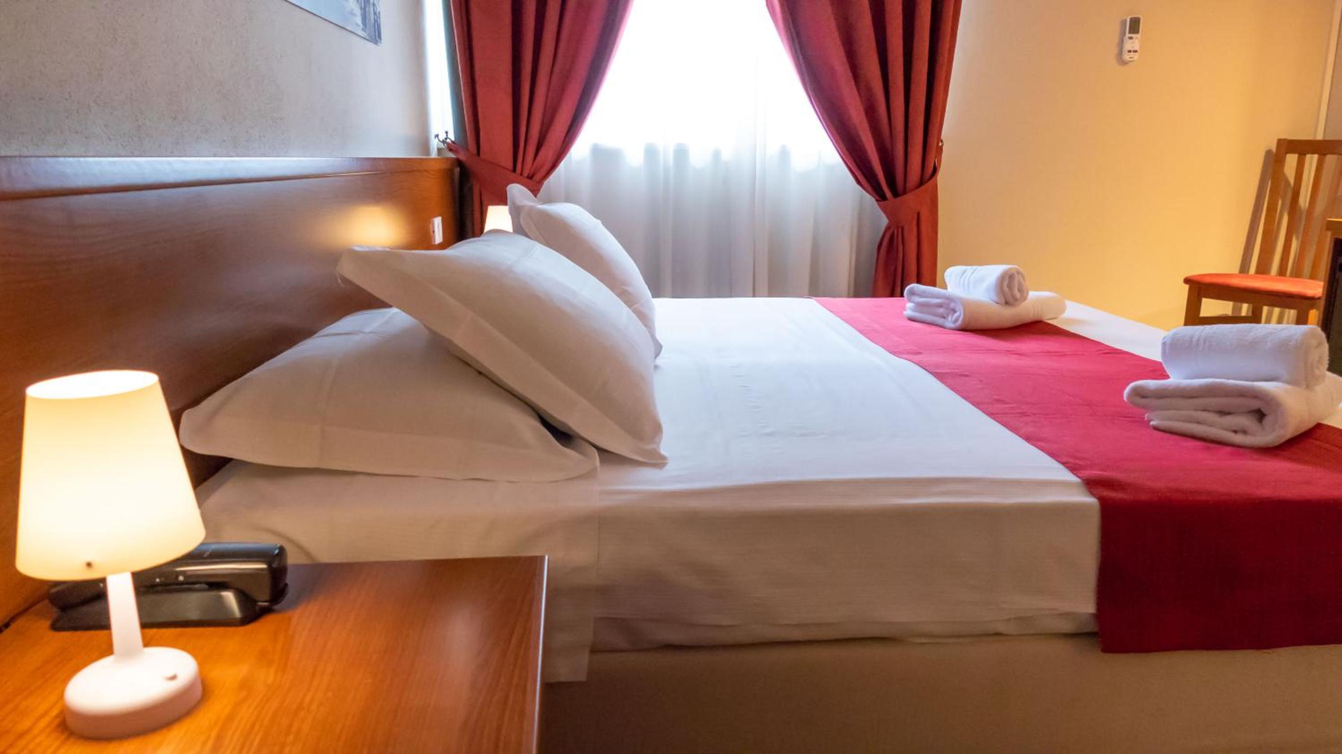Standard Double or Twin Room - Photo 3