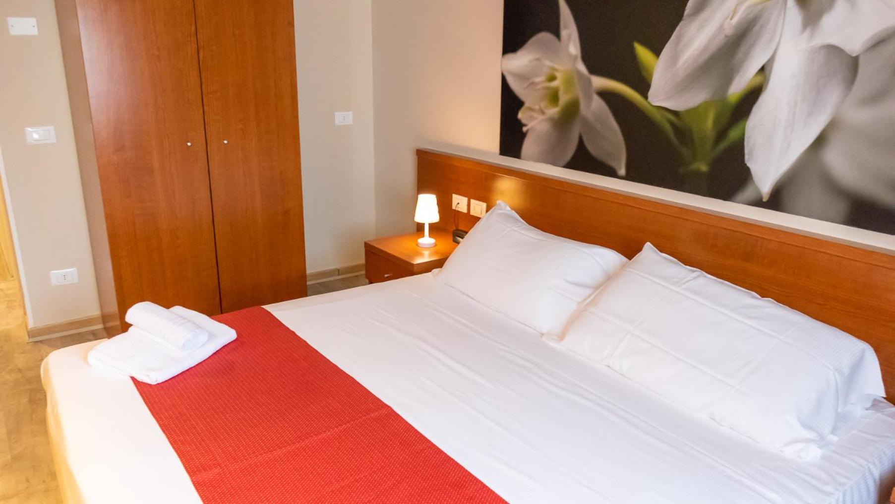Standard Double or Twin Room - Photo 7