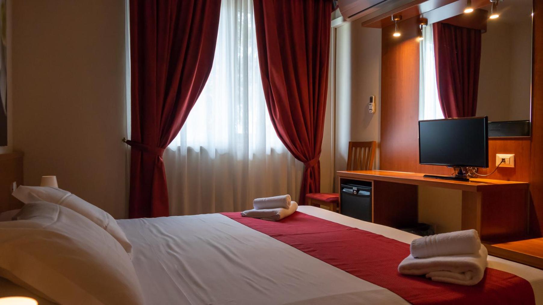 Standard Double or Twin Room - Photo 6