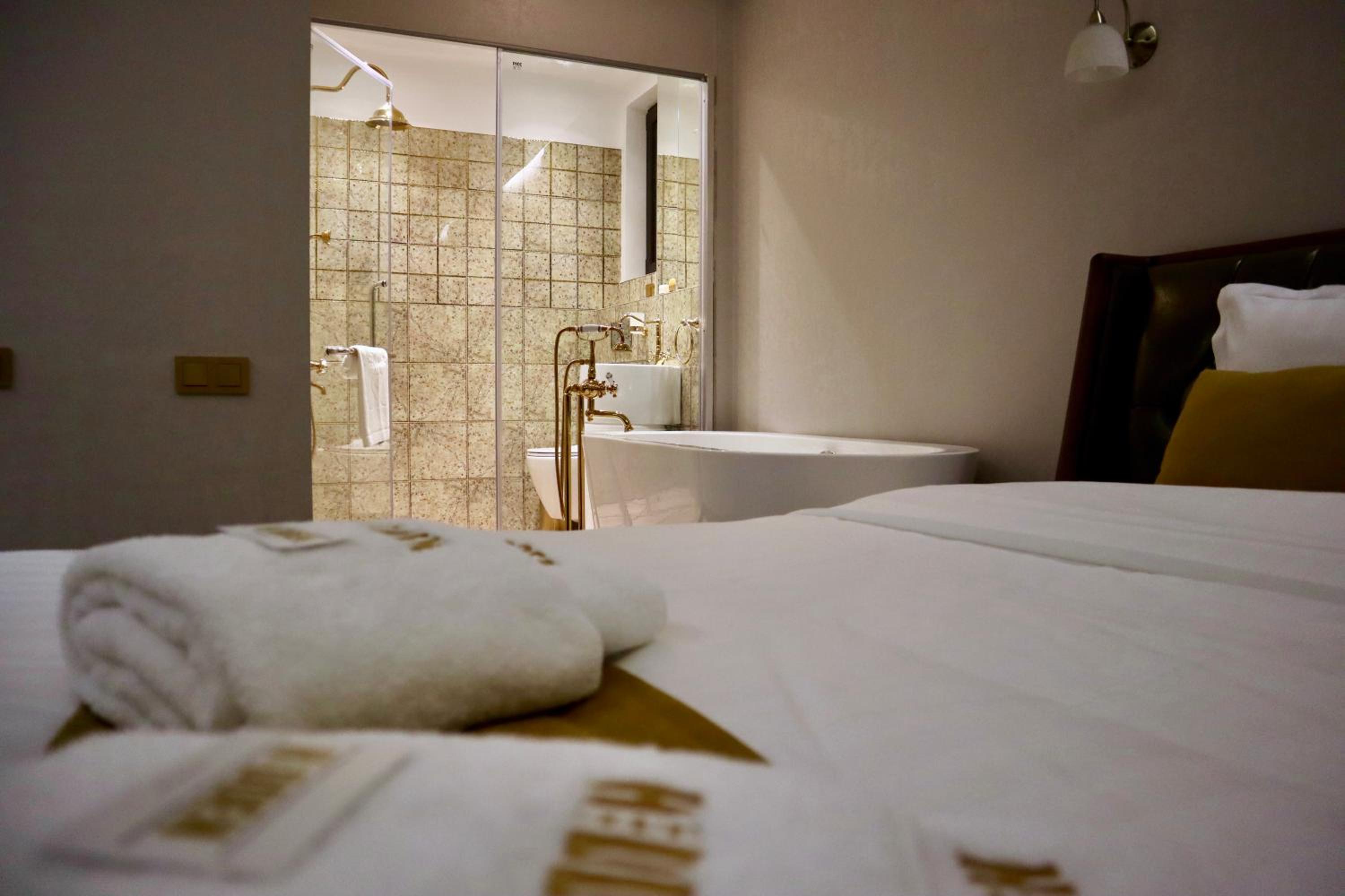 One-Bedroom Apartment with Spa Bath - Photo 32
