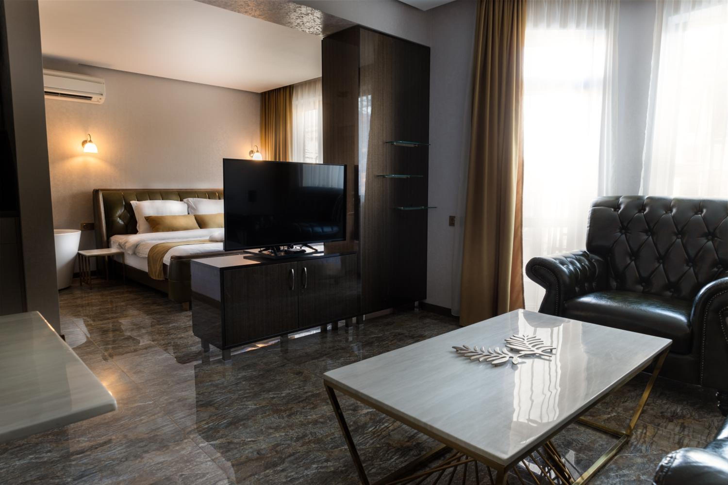 One-Bedroom Apartment with Spa Bath - Photo 29