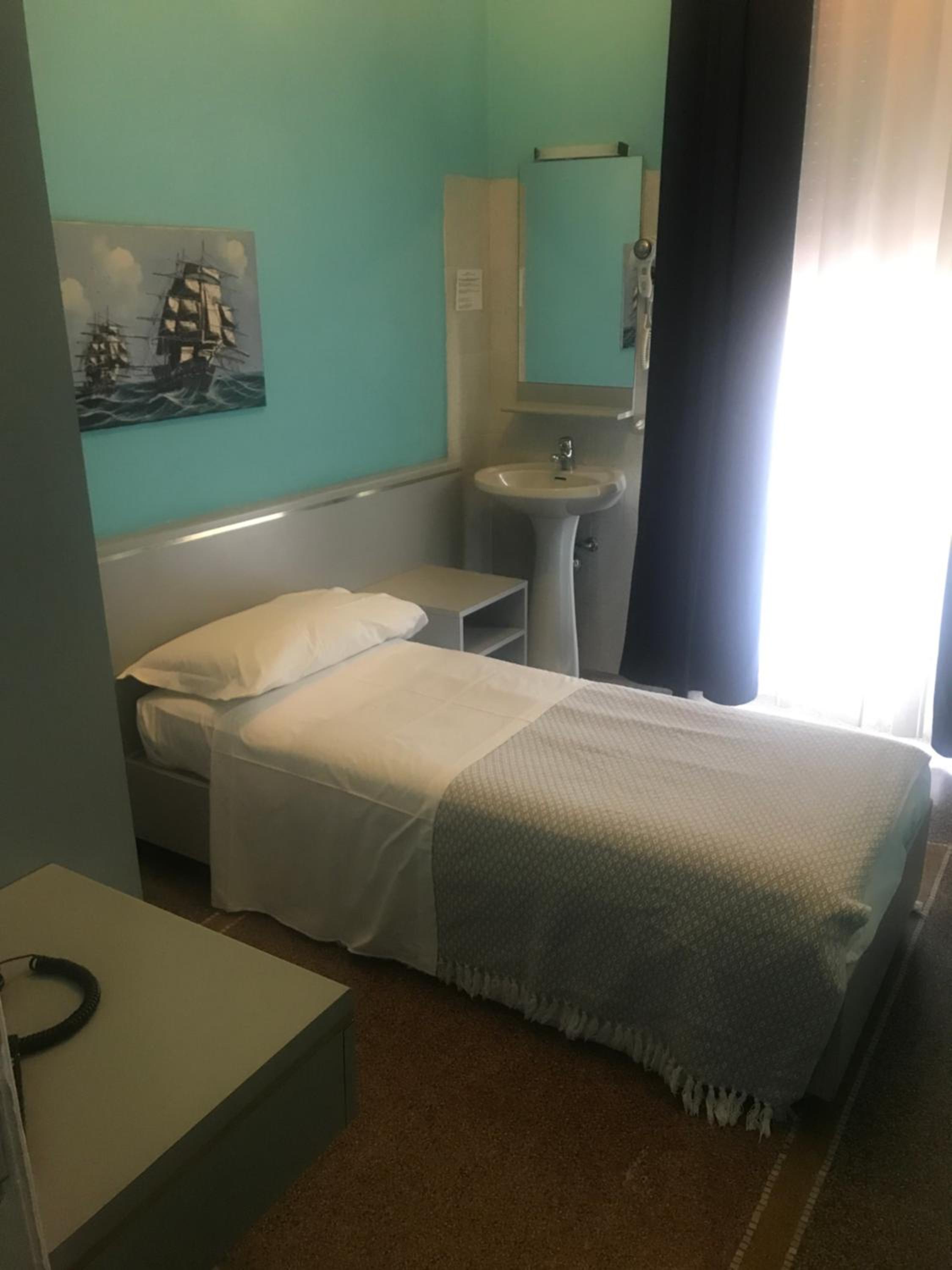 Basic Single Room With Shared Bathroom photo 1