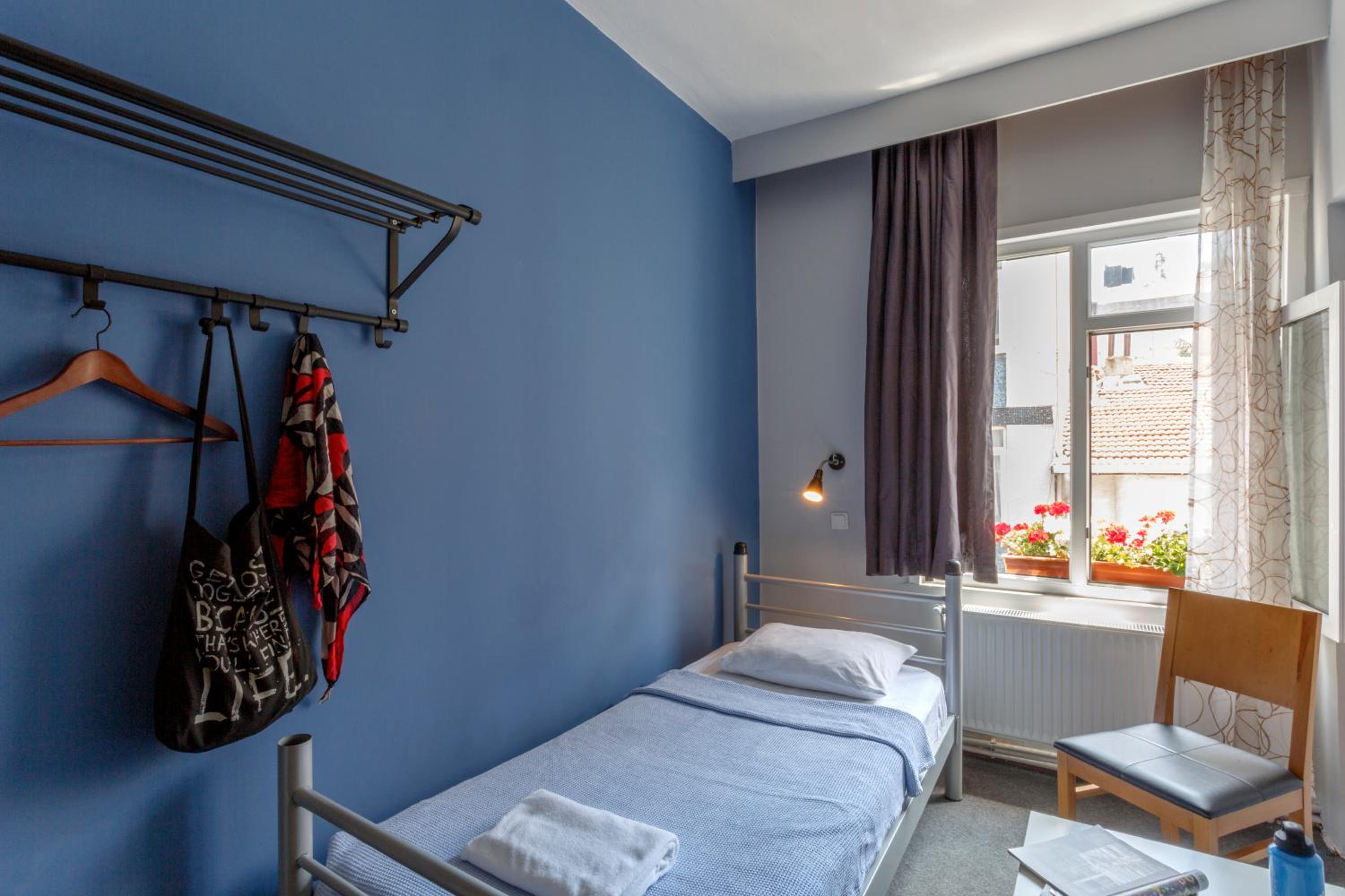 Small Single Room With Shared Bathroom photo 1
