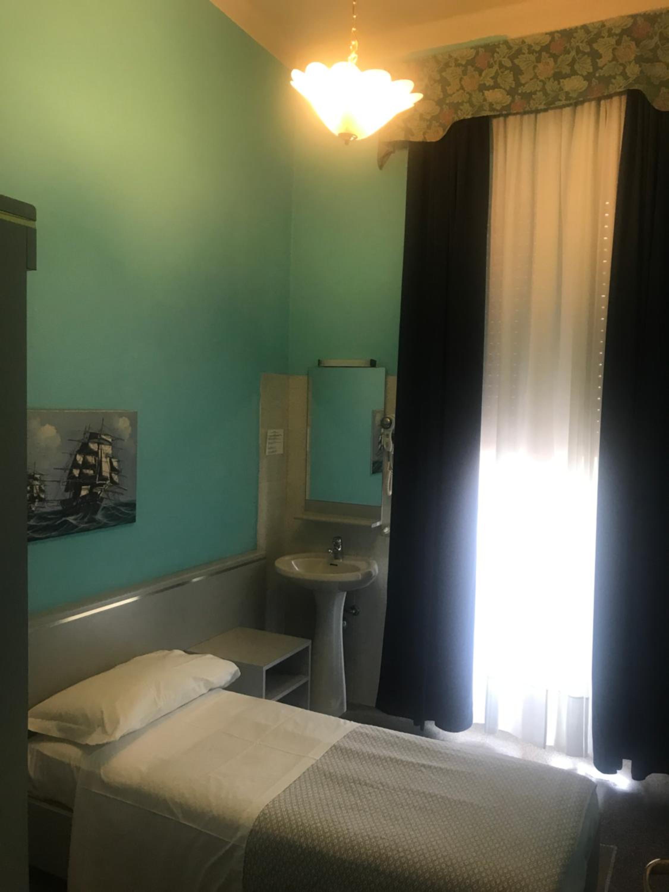Basic Single Room With Shared Bathroom photo 2