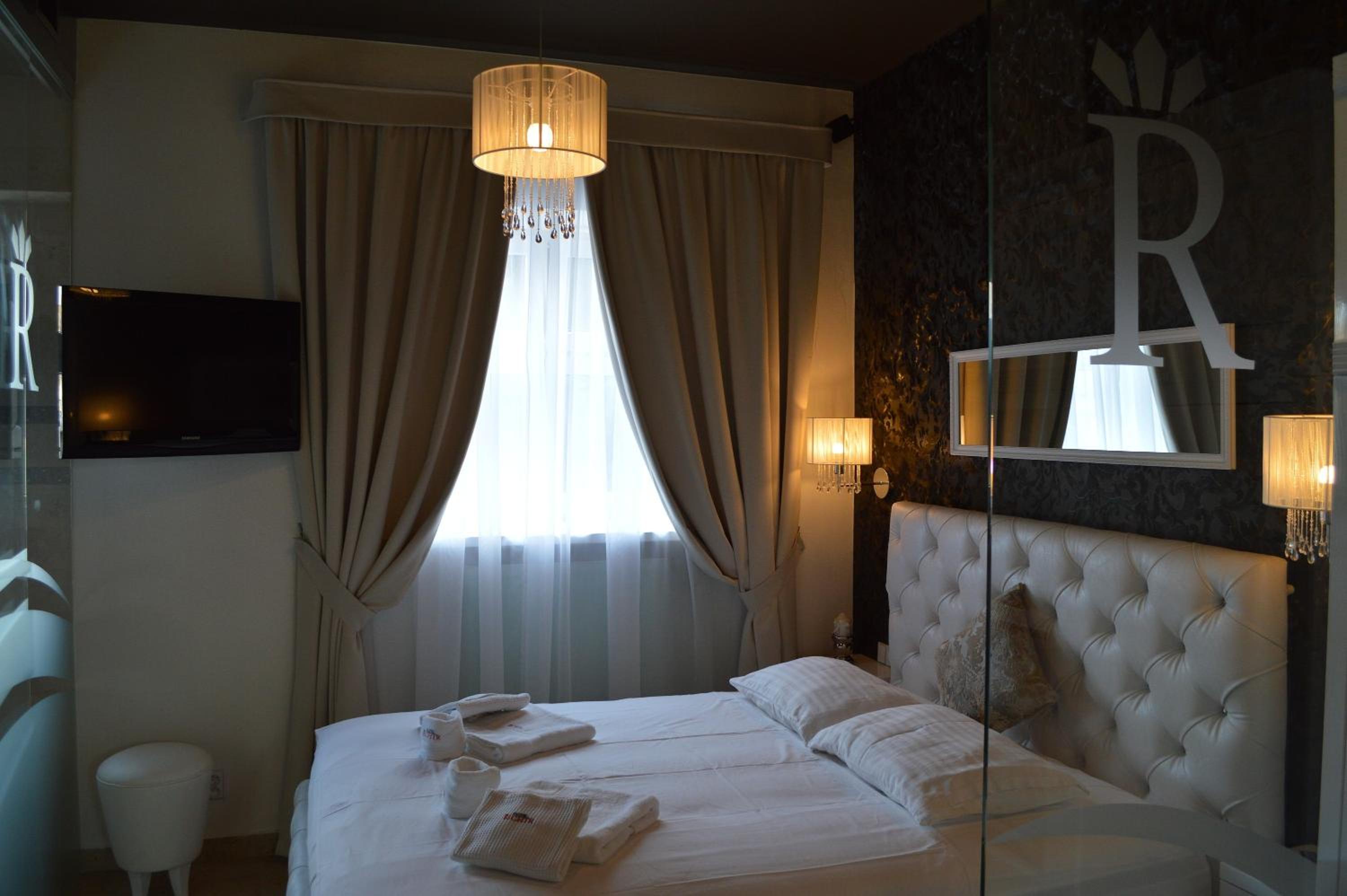 King Suite with Spa Bath - Photo 10