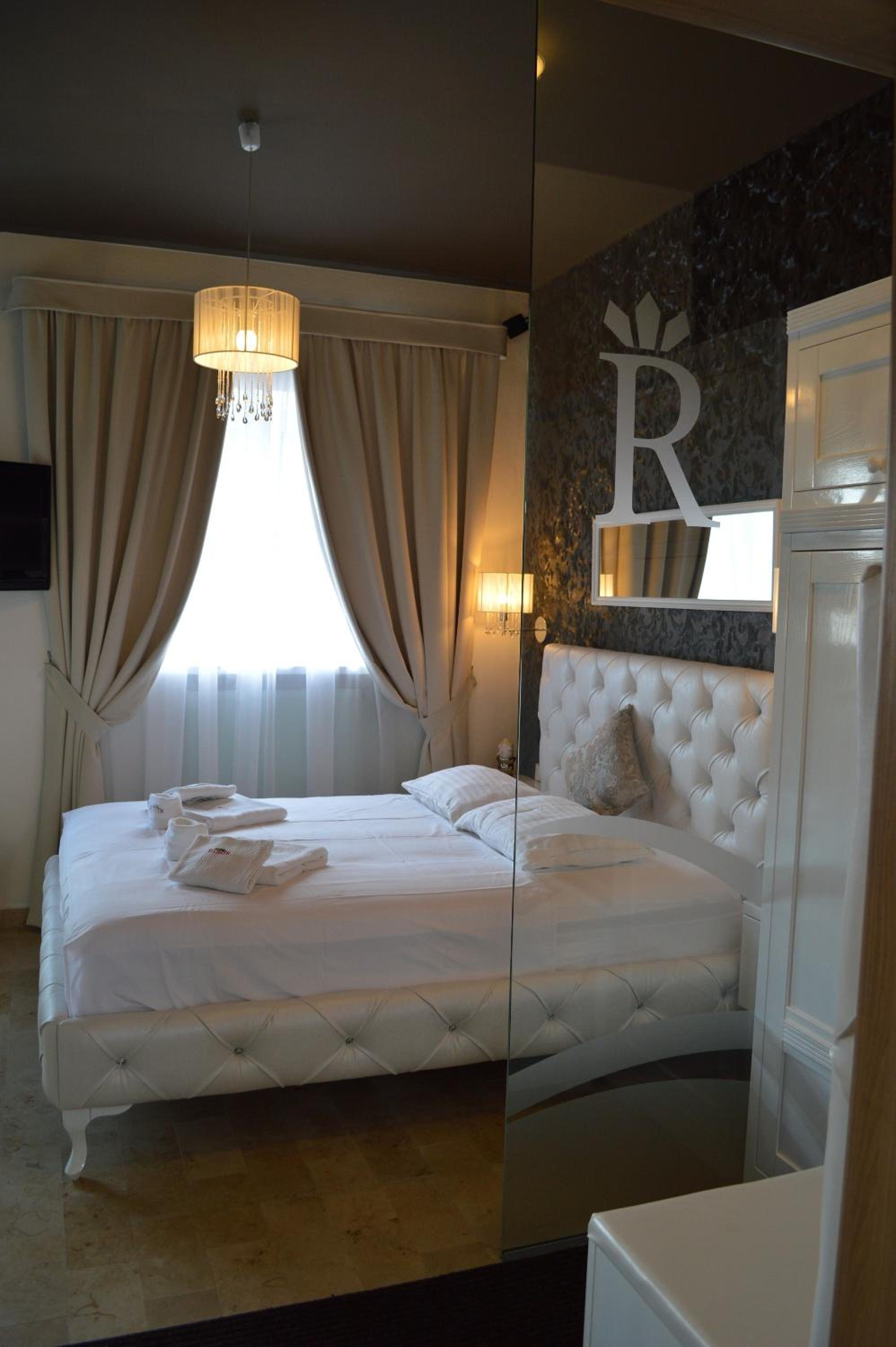 King Suite with Spa Bath - Photo 8