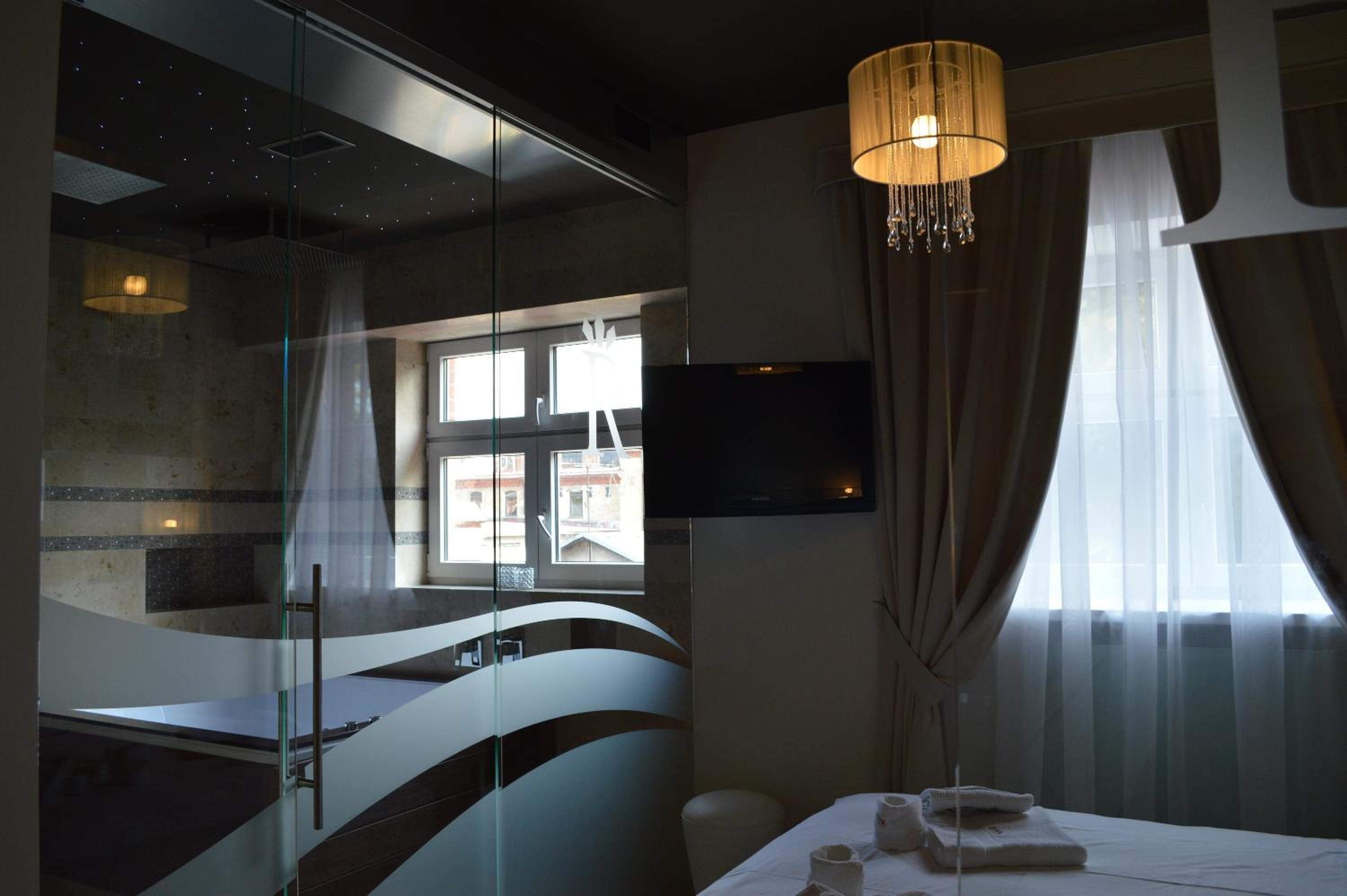 King Suite with Spa Bath - Photo 9