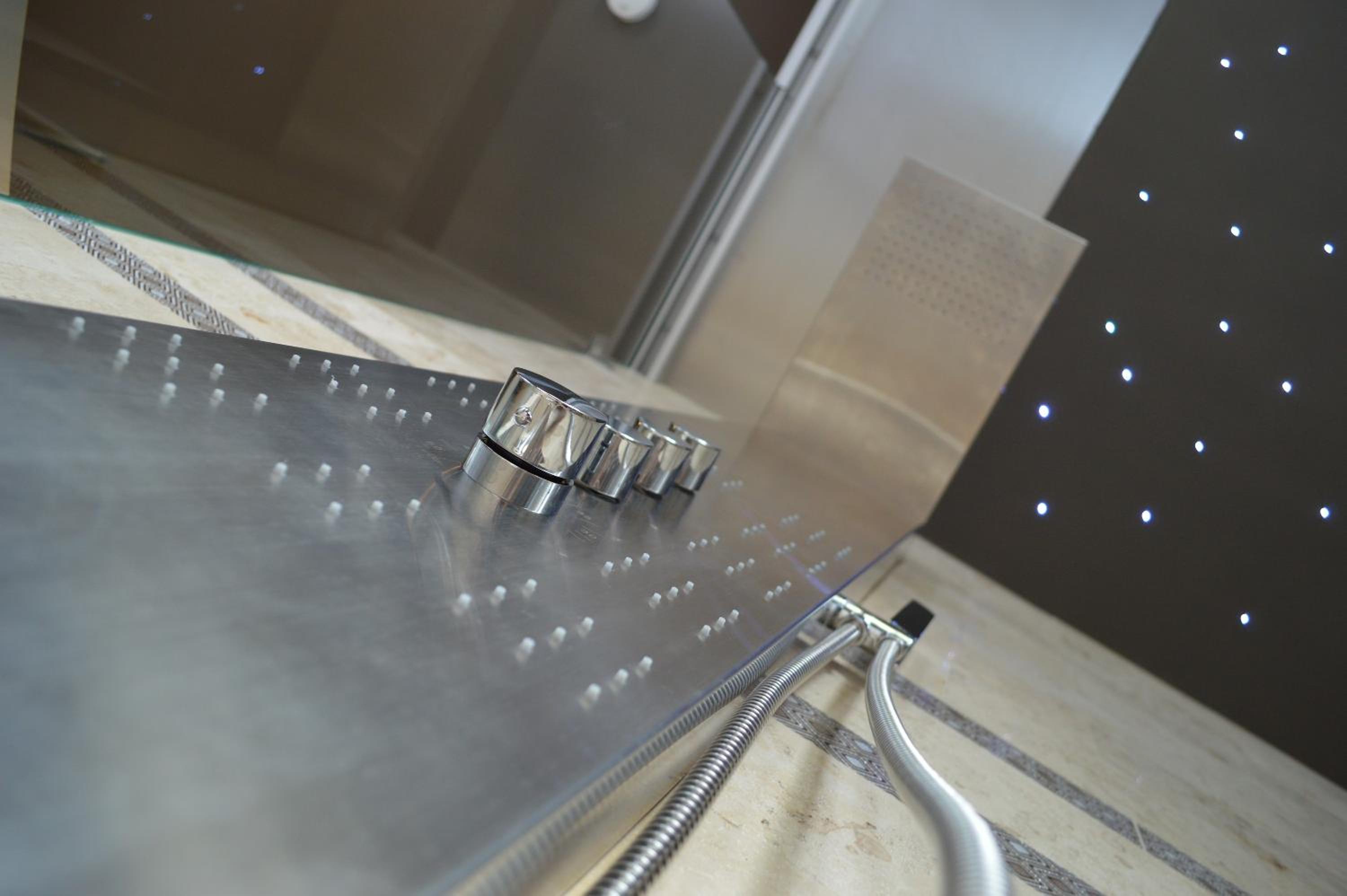 King Suite with Spa Bath - Photo 7
