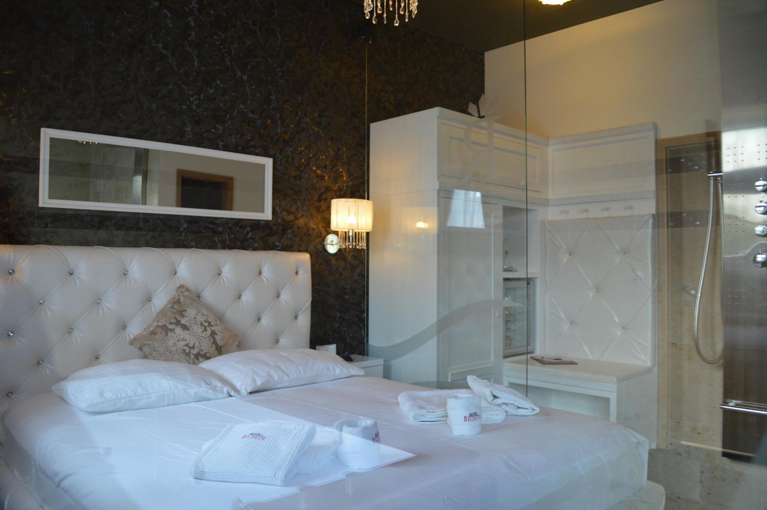 King Suite with Spa Bath - Photo 6