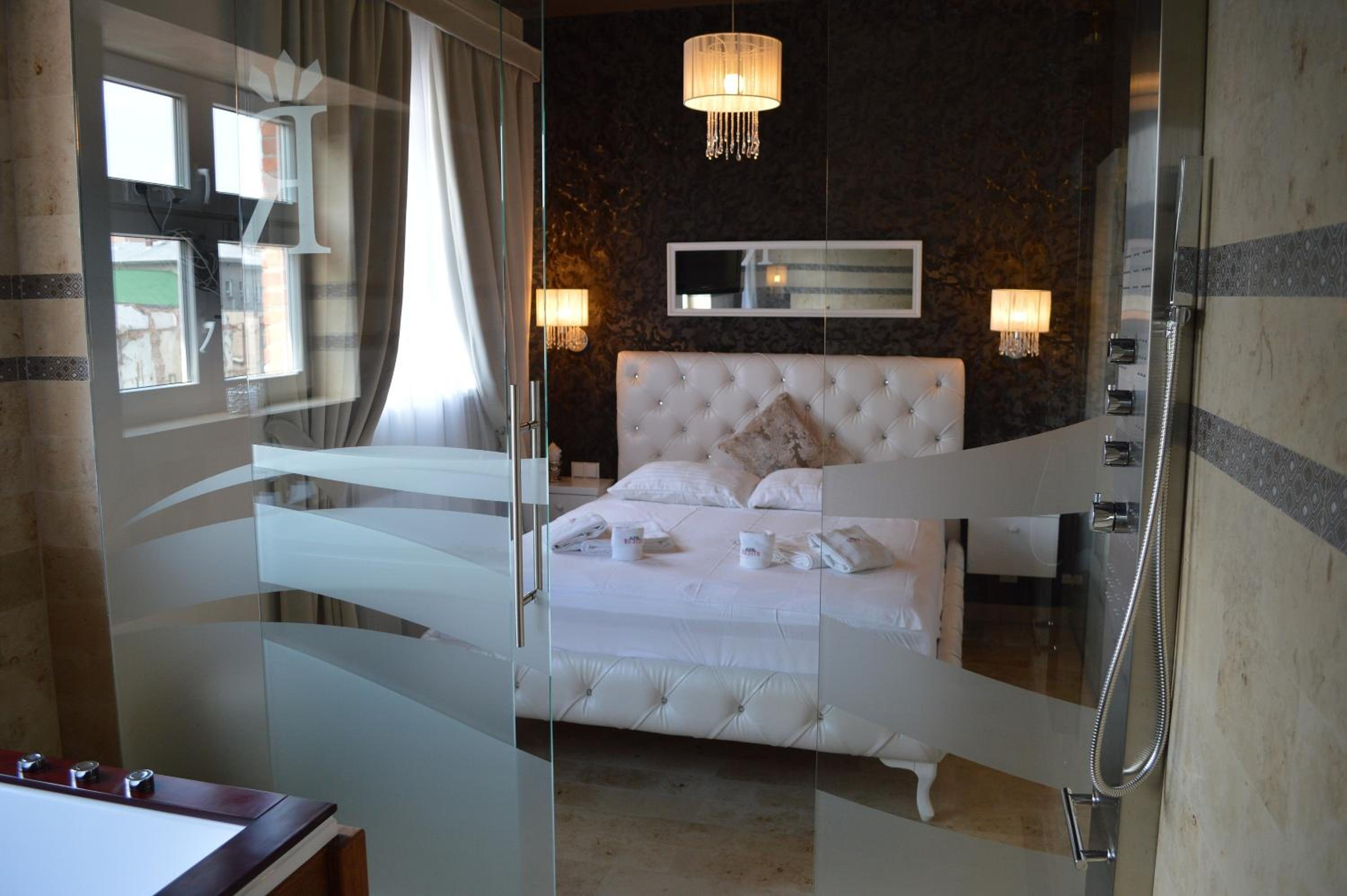 King Suite with Spa Bath - Photo 5