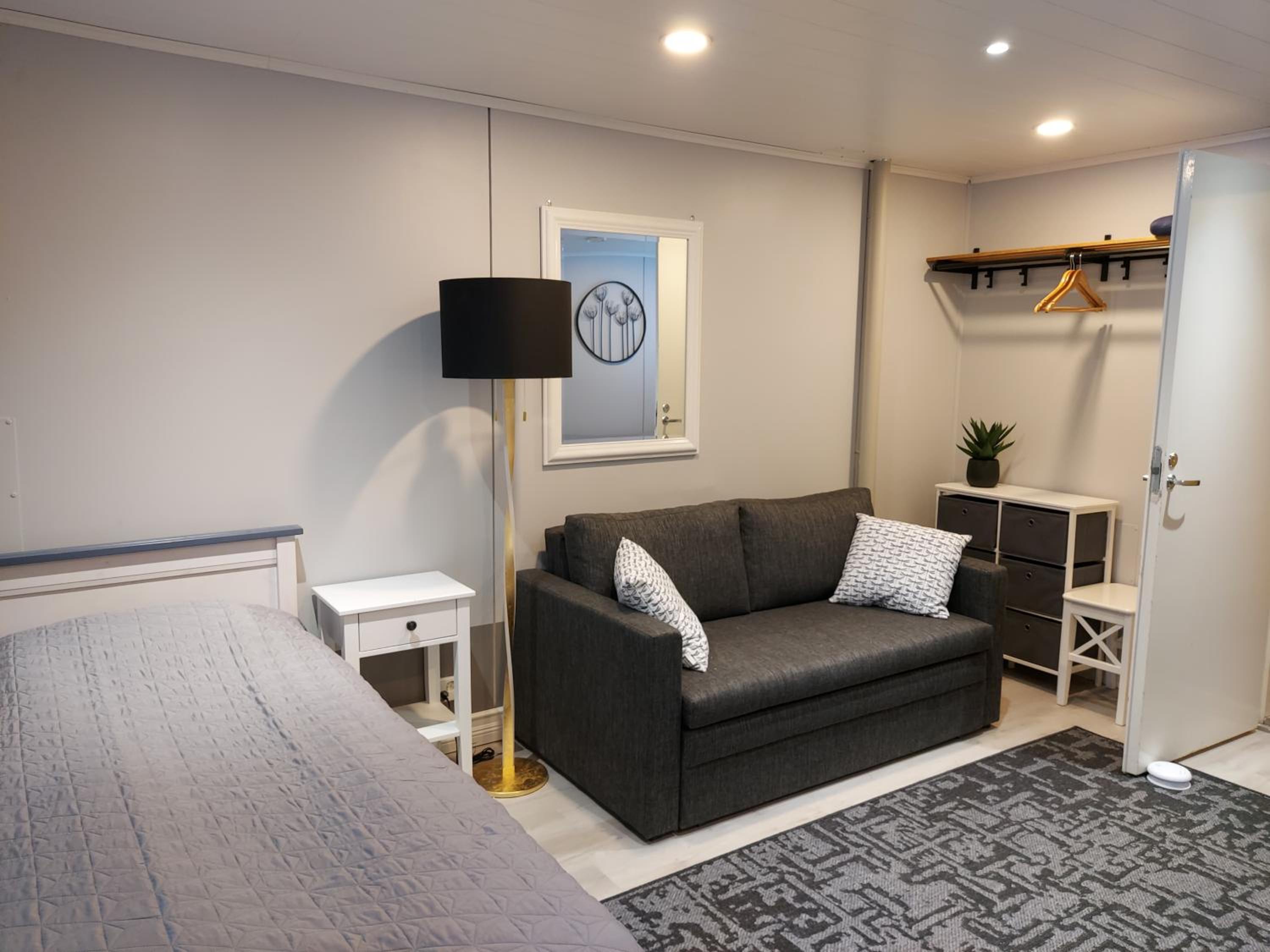 One-Bedroom Apartment photo 2