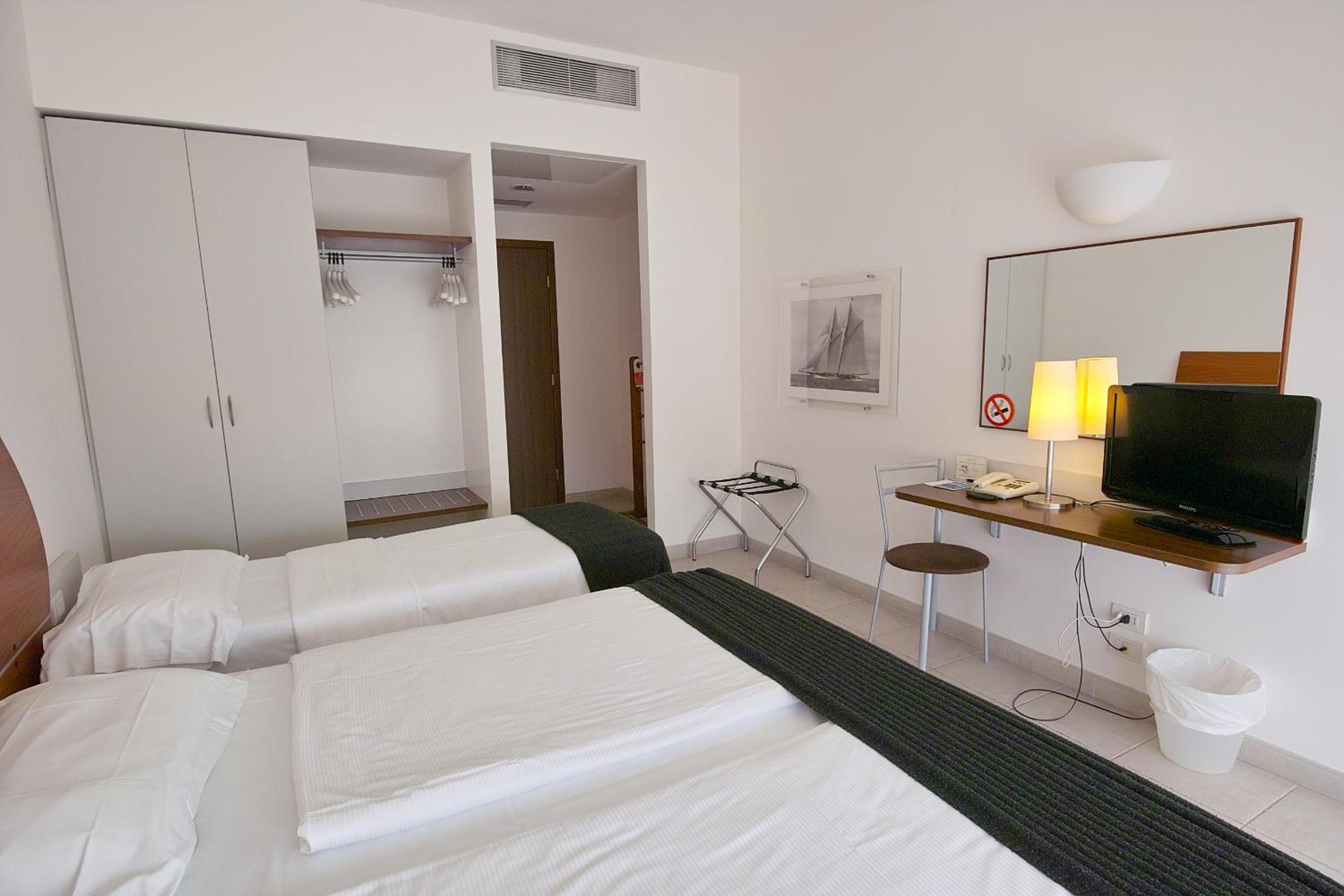 Triple Room with Terrace photo 2